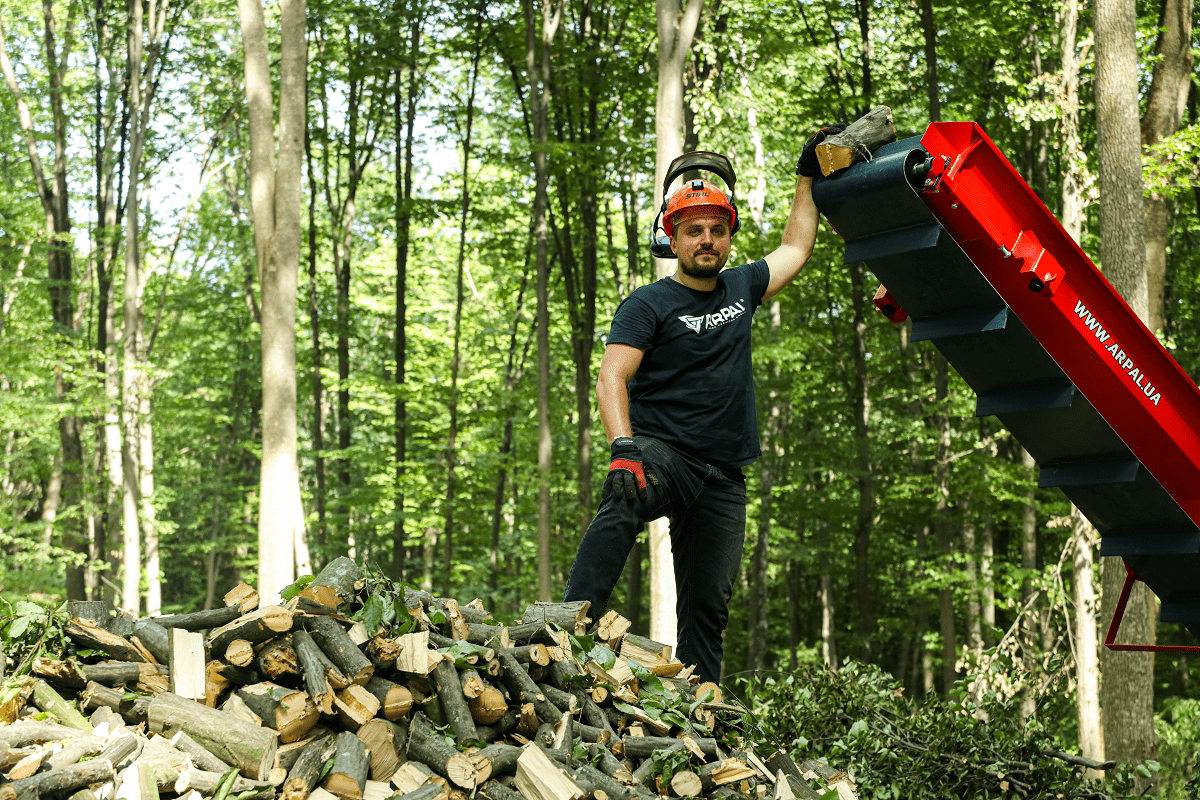Подрібнювач гілок Arpal на шматки дров з бензиновим двигуном на причепі з поворотною платформою (АМ-200БД-К) - фото 4 Подрібнювач гілок Arpal на шматки дров з бензиновим двигуном на причепі з поворотною платформою (АМ-200БД-К) - фото 4