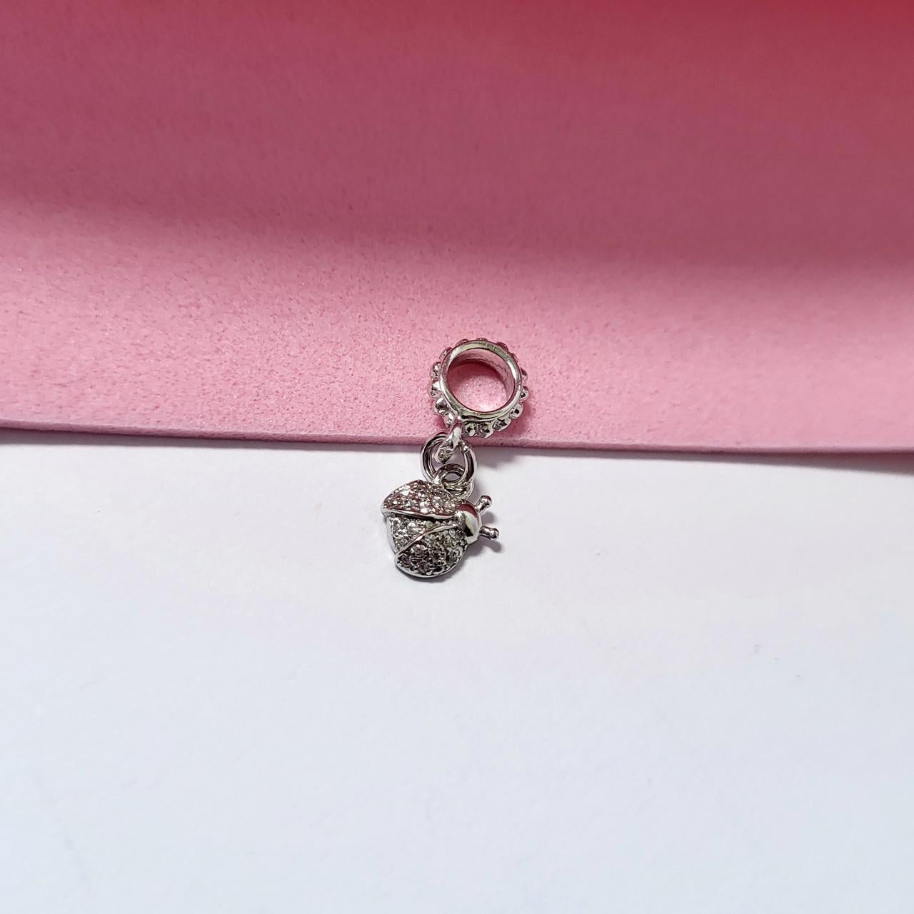 Шарм с подвеской божья коровка в белых камнях серебро 925 пробы родированное (911р)
