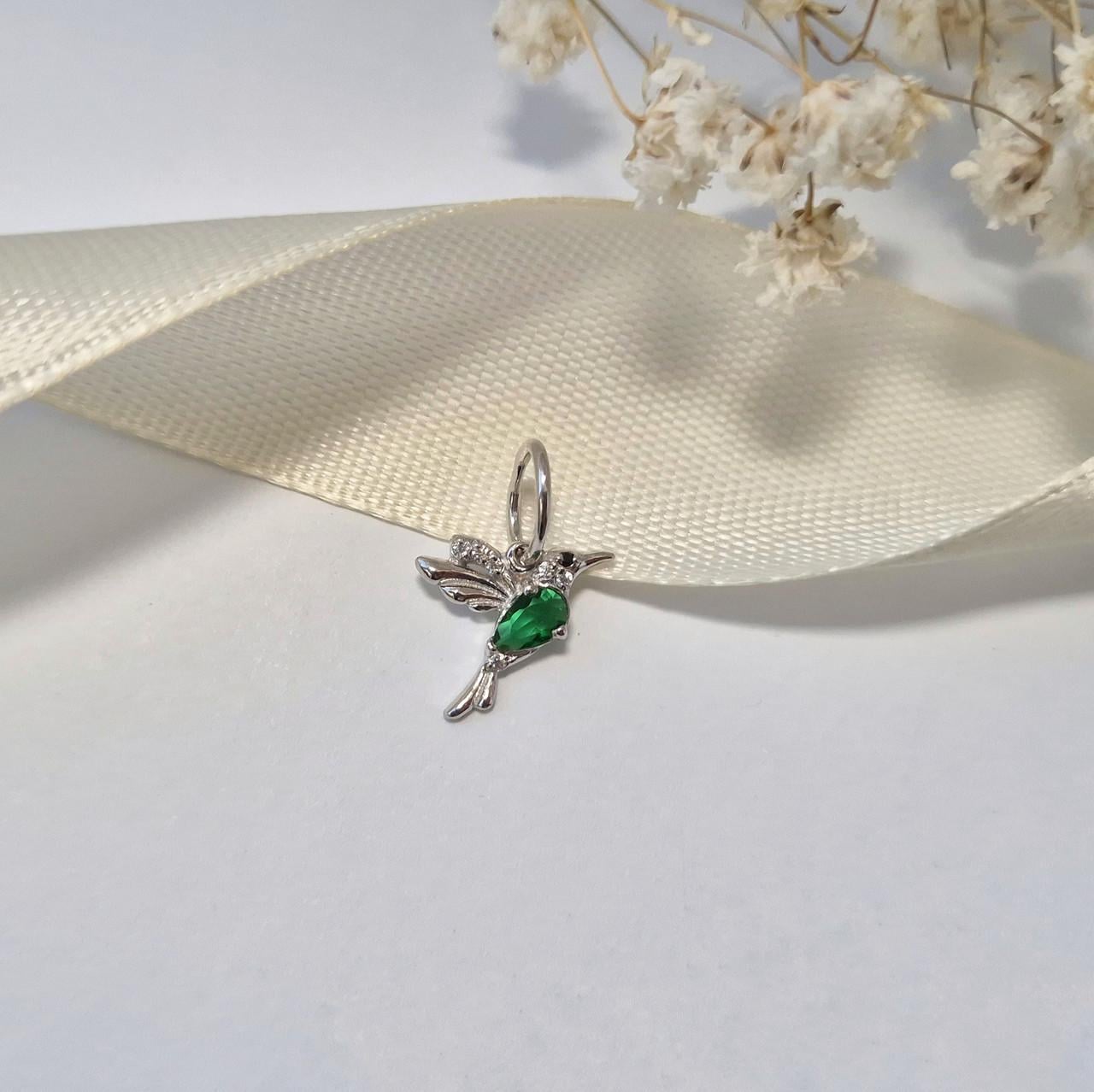 Подвеска птичка колибри с зеленым камнем серебро 925 пробы родированное 0,50 г (0447г)