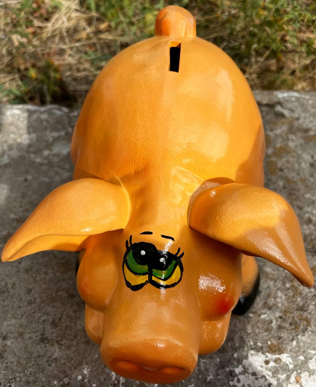 Скарбничка керамічна Весела Свинка 27x17x21 см (29614600) - фото 2 Скарбничка керамічна Весела Свинка 27x17x21 см (29614600) - фото 2