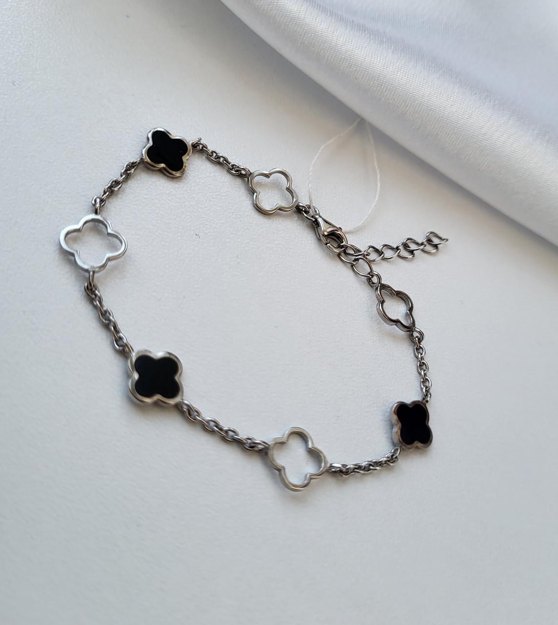 Браслет на руку Клевер с черной эмалью без камней из серебра 925 пробы 16-19 см 3,22 г (681)