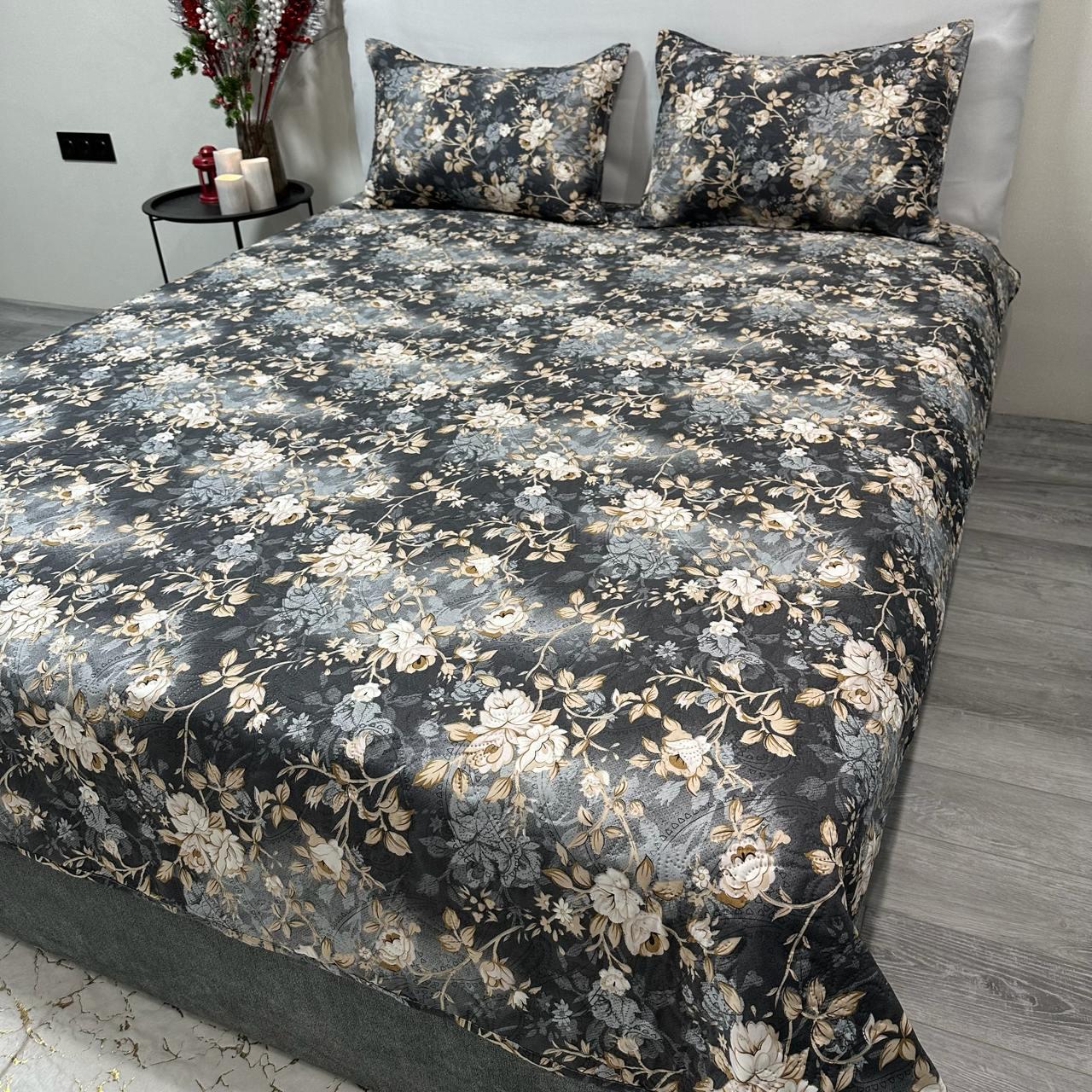 Набор покрывало стеганое с цветами 200x230 см/2 наволочки 50x70 см Графитовый (28710593)