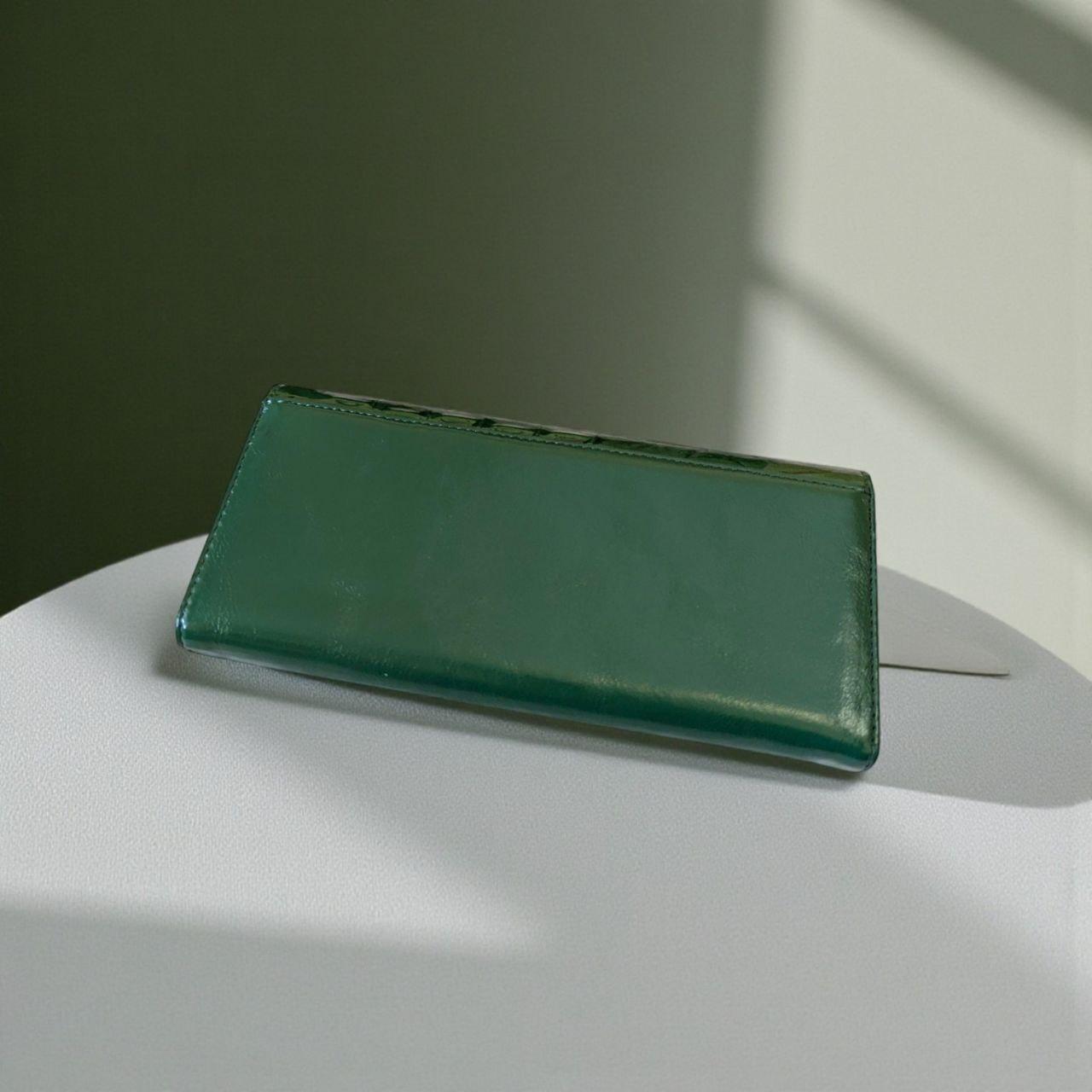 Гаманець жіночий лаковий гаманець на магніті із застібкою поцілунок під шкіру крокодила 19х9,5 см Зелений (СО-6330) - фото 2