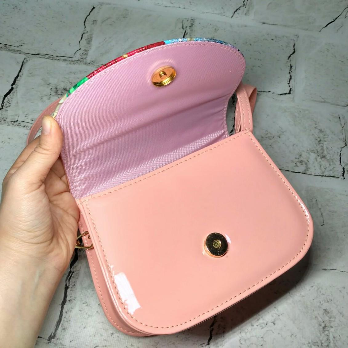 Сумочка дитяча для дівчинки лакова з ремінцем Ельза 17х13х6 см Персиковий (9004-5) - фото 2 Сумочка дитяча для дівчинки лакова з ремінцем Ельза 17х13х6 см Персиковий (9004-5) - фото 2