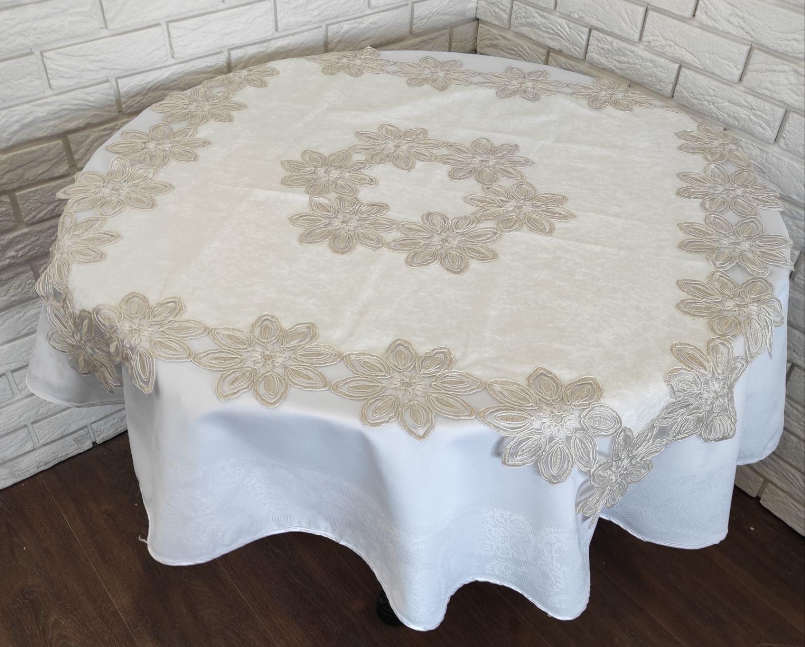 Скатерть квадратная велюровая Acme с кружевом 100x100 Daisy Krem (CN7611)