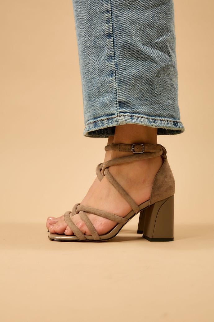 Босоножки женские Fabio Monelli на каблуке р. 36 Бежевый (197397) - фото 4 Босоножки женские Fabio Monelli на каблуке р. 36 Бежевый (197397) - фото 4