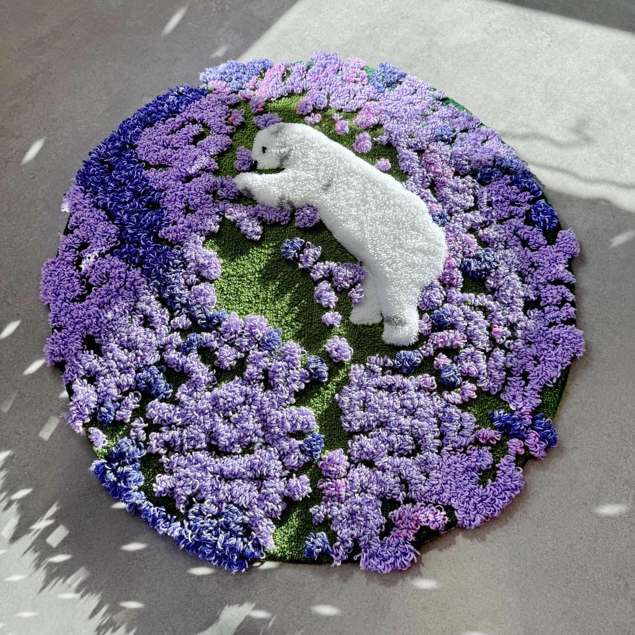 Ковер ручной работы с объемным узором Мишка в лавандовом саду 90х90 см