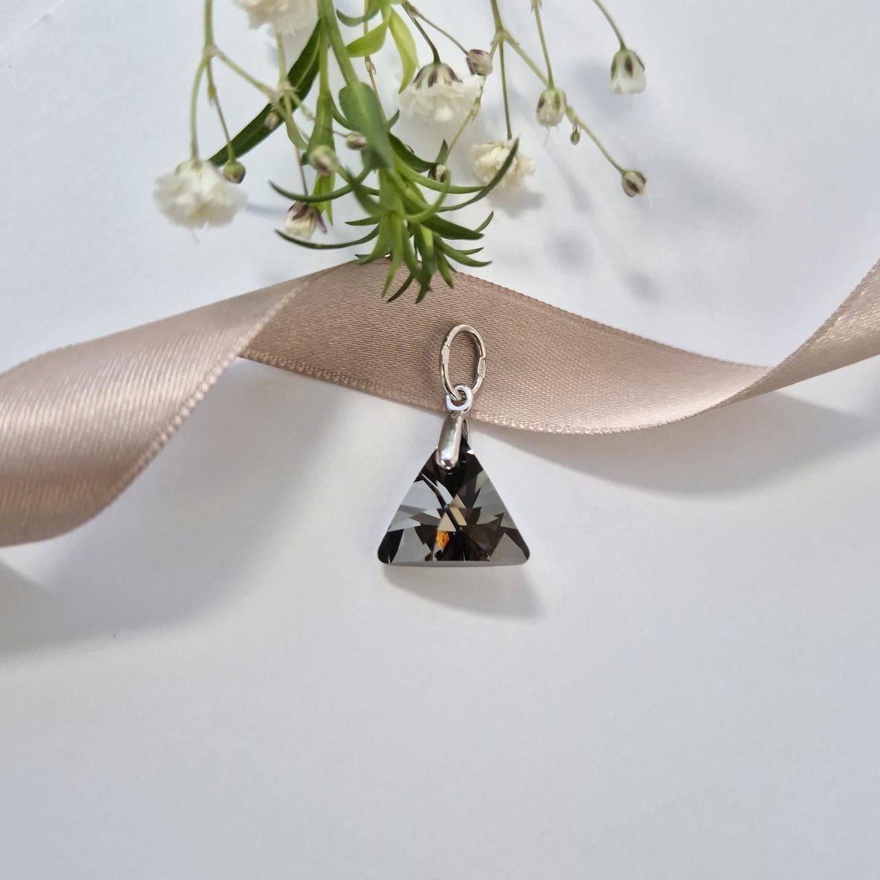 Серебряная подвеска Треугольник камень сваровское серебро 925 пробы родованное 2,30 г (36280-16р)