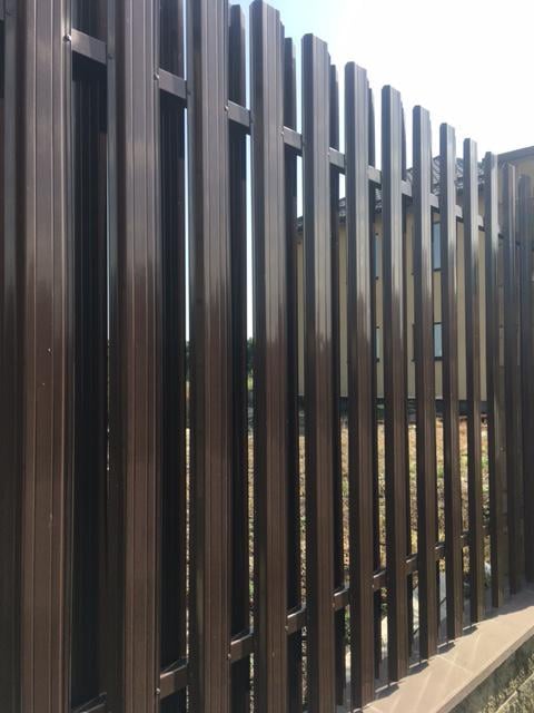 Евроштакетник металлический 1,8 м 0,45 мм глянец RAL 8017 Коричневый (za-22556/1) - фото 6 Евроштакетник металлический 1,8 м 0,45 мм глянец RAL 8017 Коричневый (za-22556/1) - фото 6