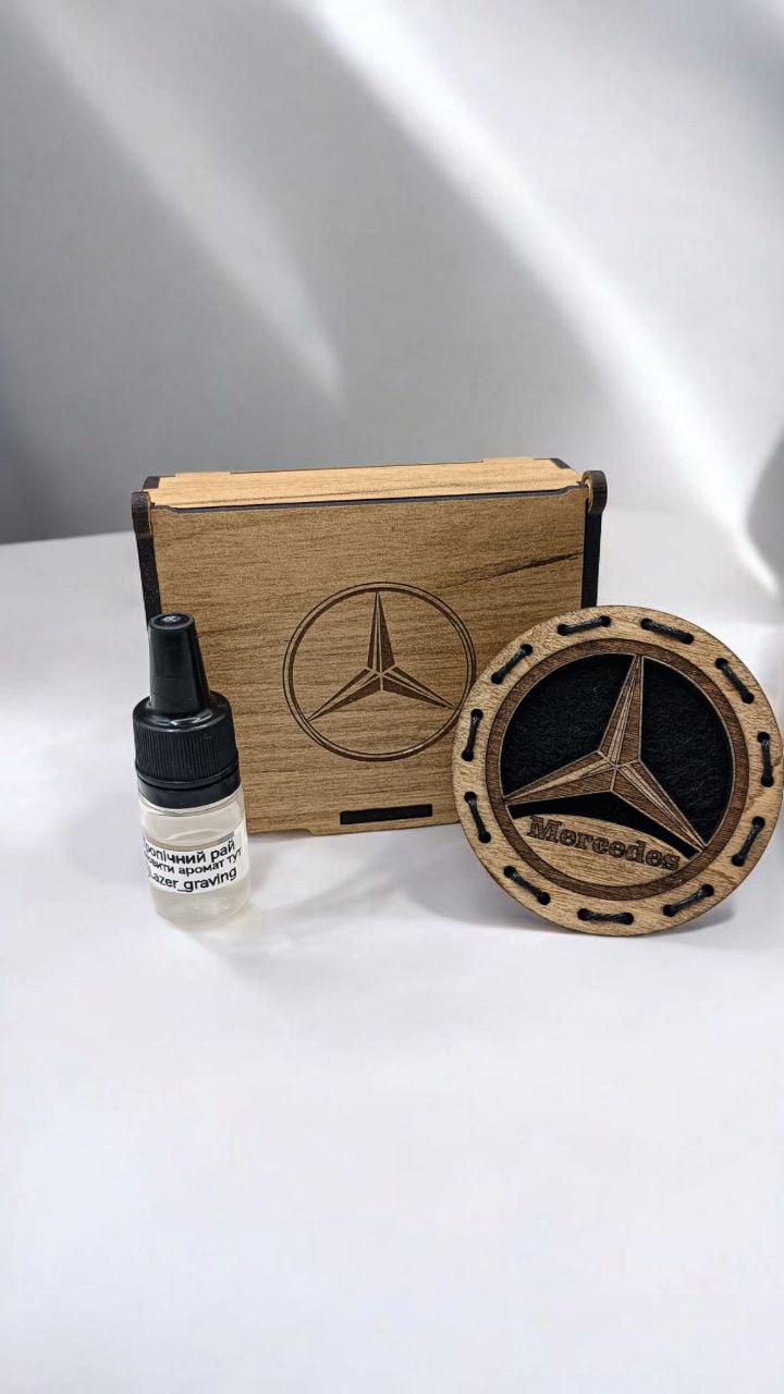 Ароматизатор в дифлектор для авто Mercedes из дерева и войлока и аромапарфюм 5 мл (75)