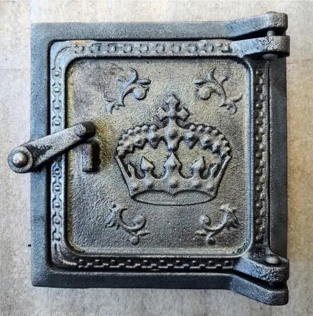 Дверца прочисная чугунная для печей/каминов/грубы Лев