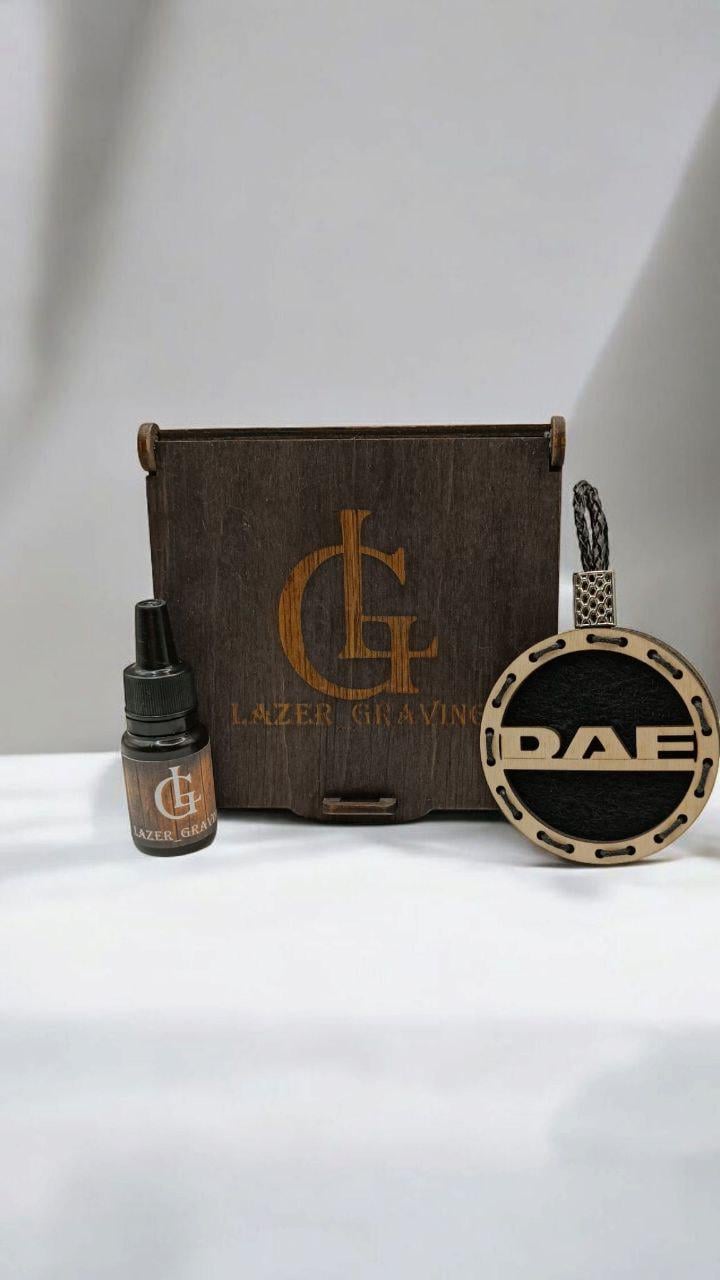 Ароматизатор для авто Daf многоразовый из дерева/войлока и аромапарфюм 10 мл в подарочной коробке (123) Ароматизатор для авто Daf многоразовый из дерева/войлока и аромапарфюм 10 мл в подарочной коробке (123)