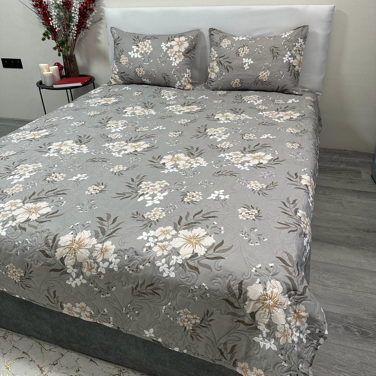 Набор покрывало стеганое с цветочным принтом 200x230 см/2 наволочки 50x70 см Серый (28711039)