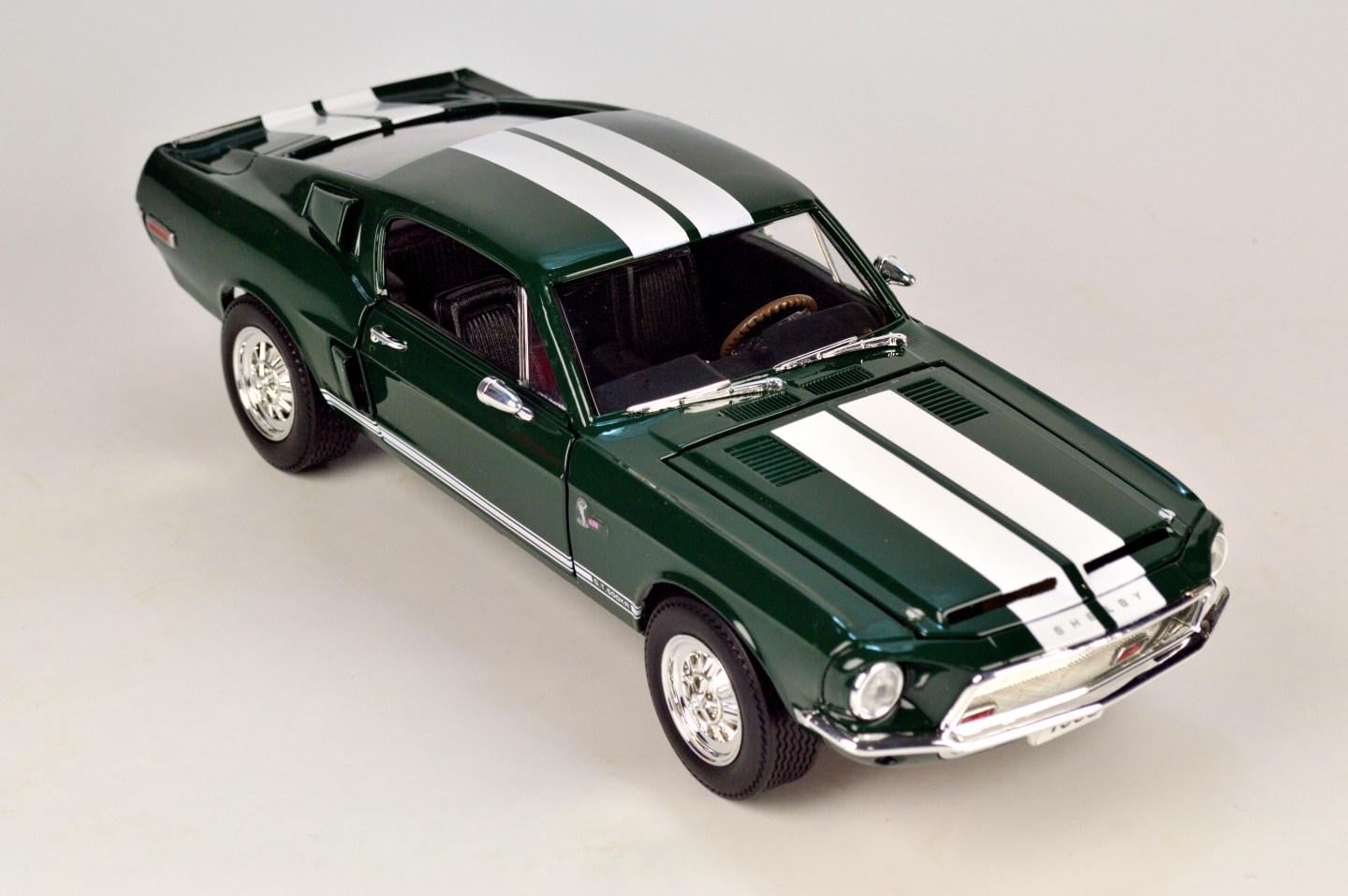 Модель автомобиля Ford Mustang Shelby 1968 GT-500KR 1:18 Зеленый (31)