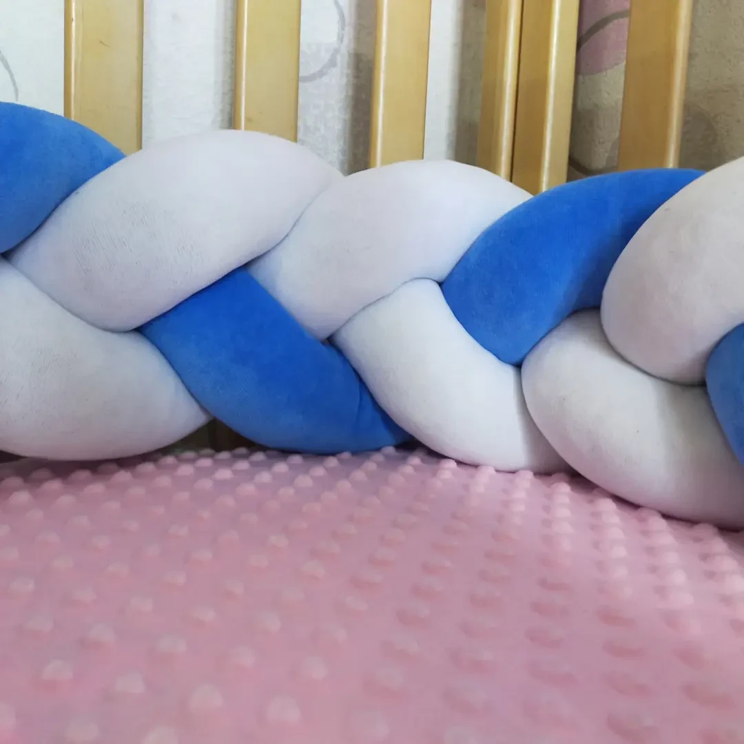 Бортик в детскую кроватку косичка трипрядная 120x18 см Сине-серый (1484937077)