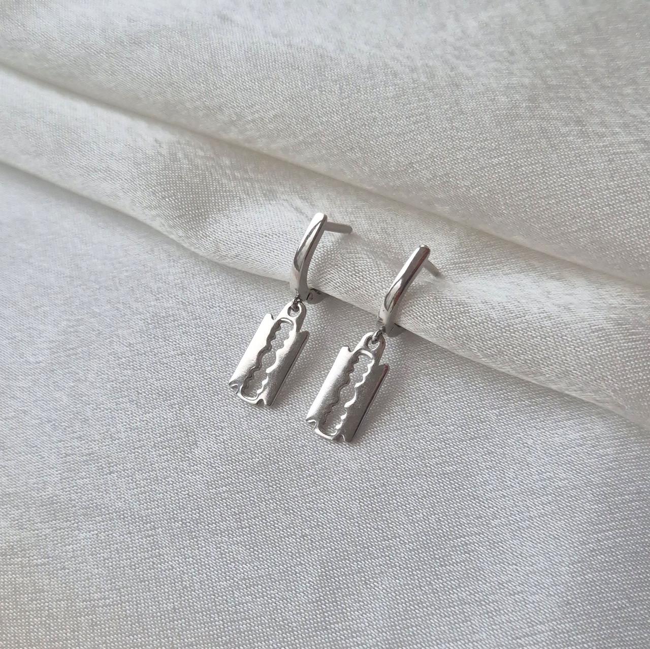 Сережки без каменів з підвіскою леза срібло 925 проби родоване 2,60 г (2448r) - фото 7