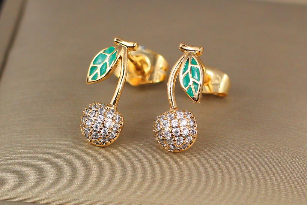 Серьги гвоздики Xuping Jewelry Вишенка с зеленым листочком 1,5 см Золотистый
