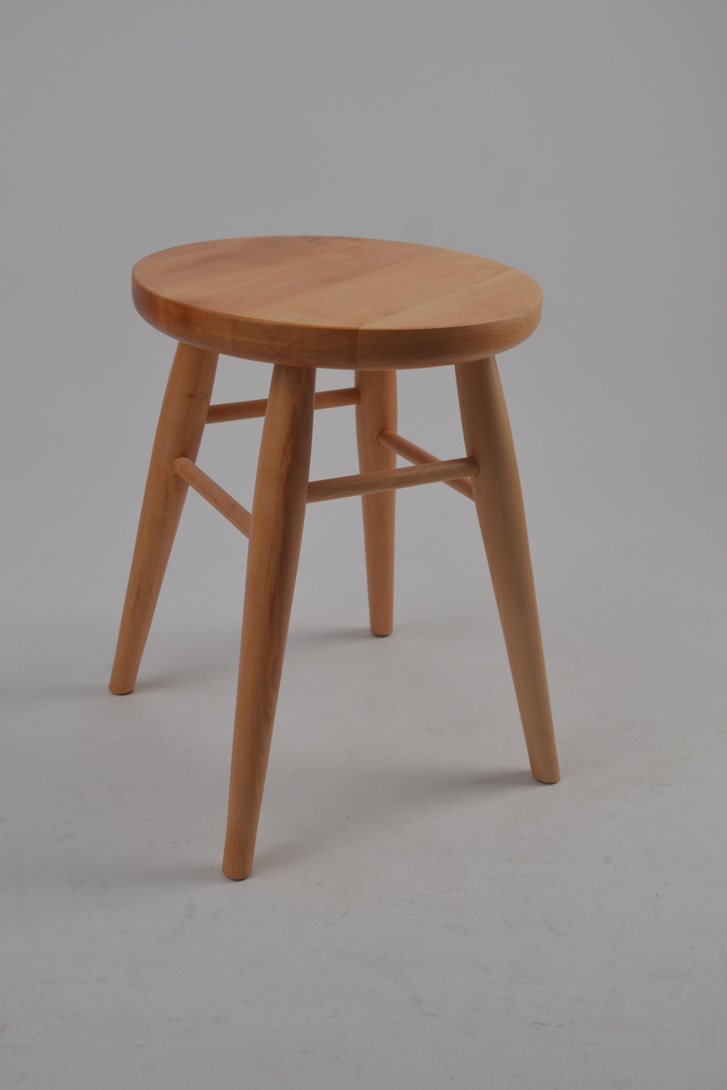 Табурет деревянный круглый на точеных ножках лакированный Шелковисто-матовый (27639128)