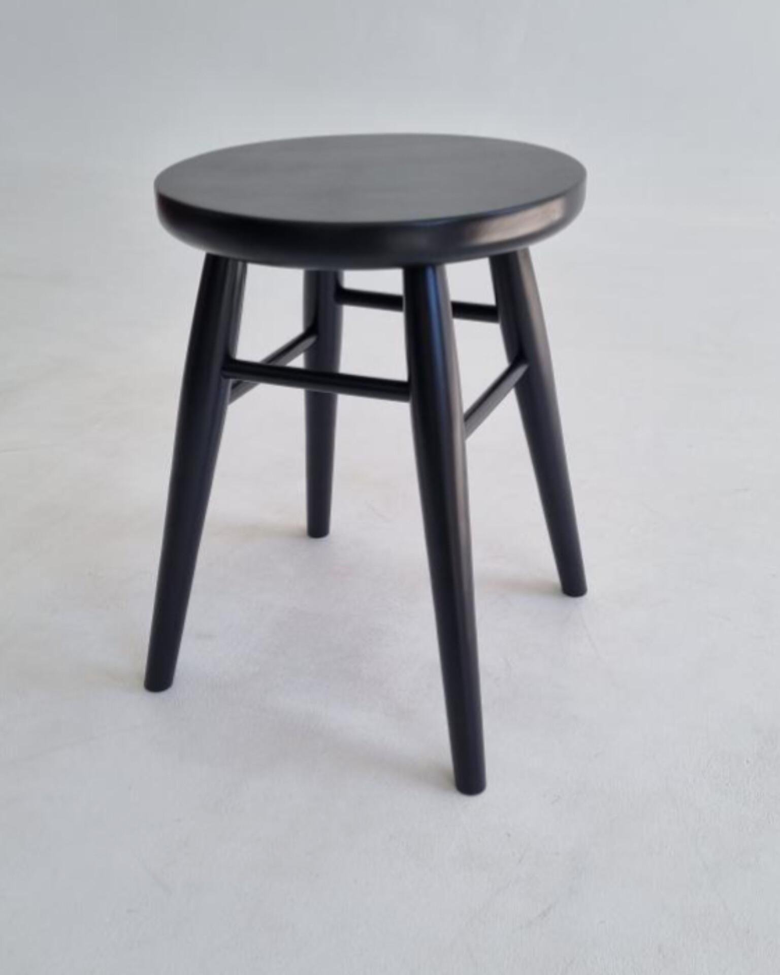 Табурет круглий дерев'яний на точених ніжках Чорний матовий (007)