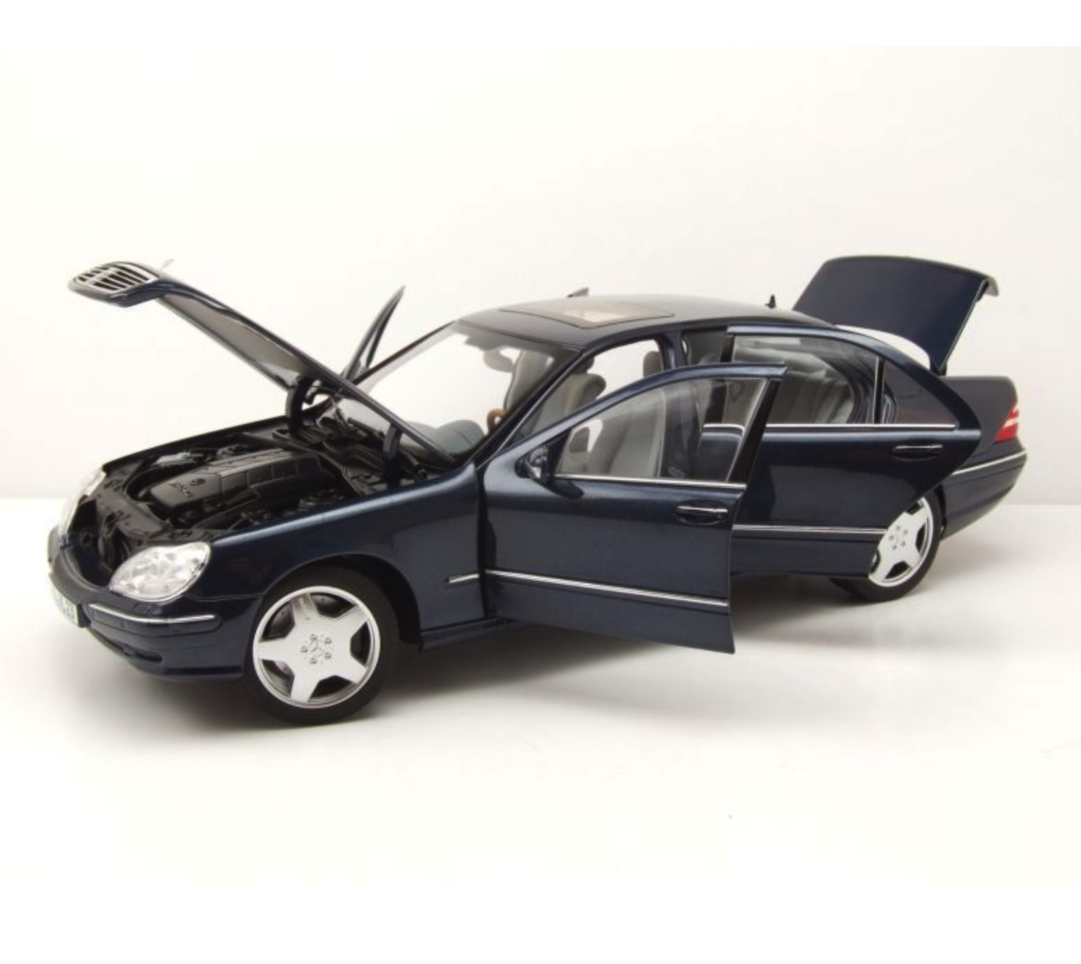 Модель автомобіля Norev 1:18 Mercedes-Benz S55 W220 AMG Blue Metallic (183817) - фото 3 Модель автомобіля Norev 1:18 Mercedes-Benz S55 W220 AMG Blue Metallic (183817) - фото 3