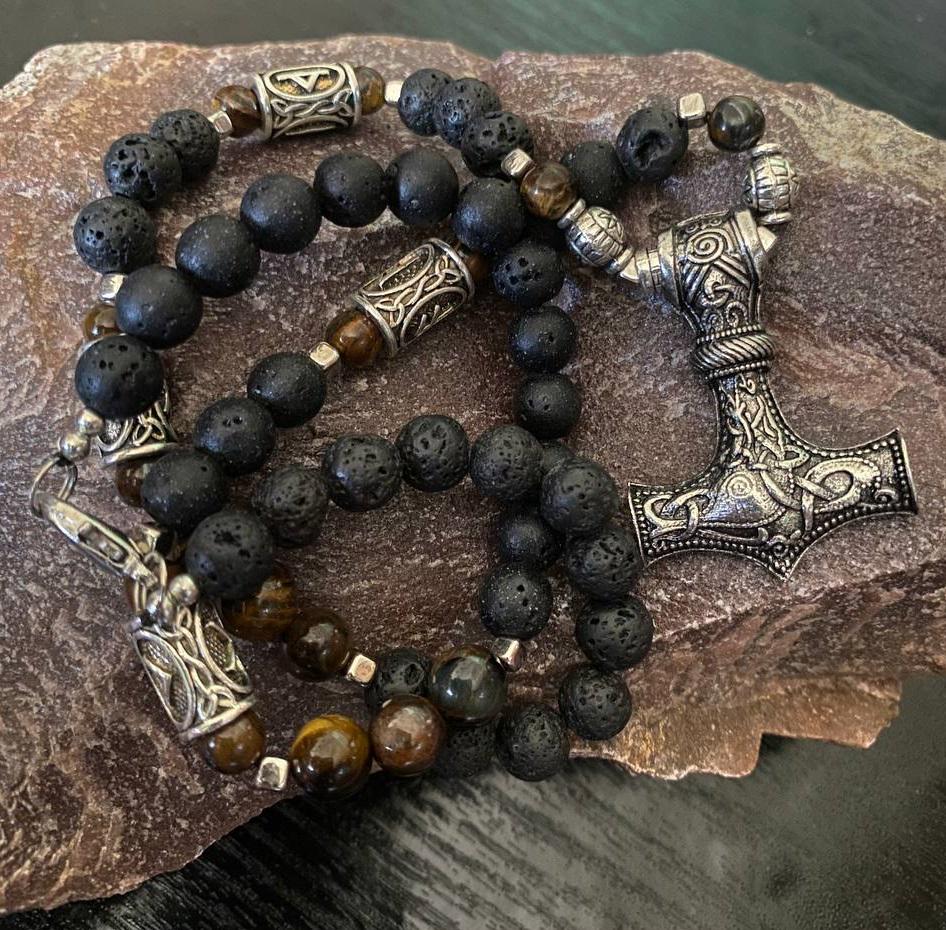 Колье LITAURS из натурального камня вулканическая лава тигровый глаз со стальными вставками рунами и кулоном оберег молот Тора (24076) - фото 3