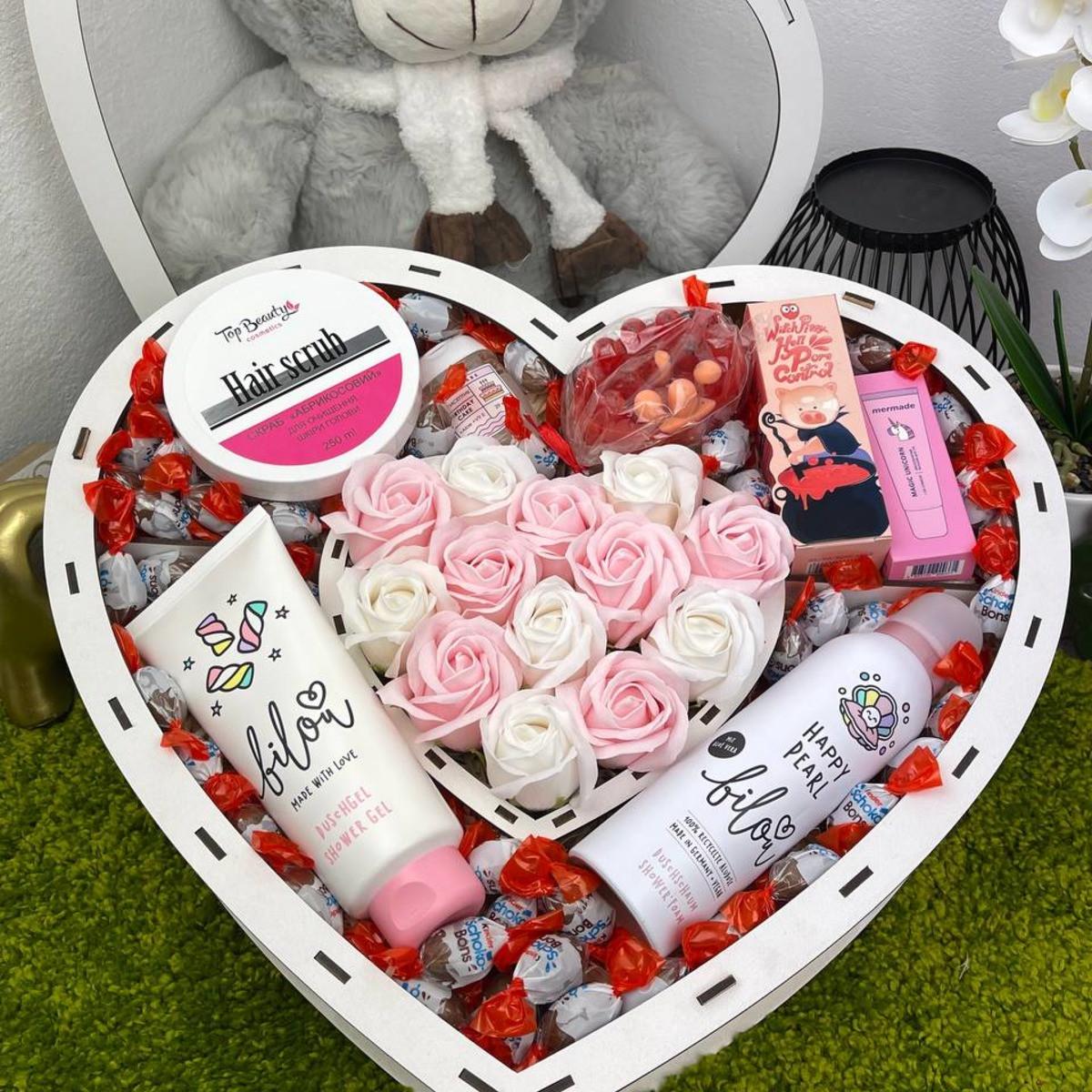 Подарочный бокс сердце с косметикой и конфетами для девушки (box97)
