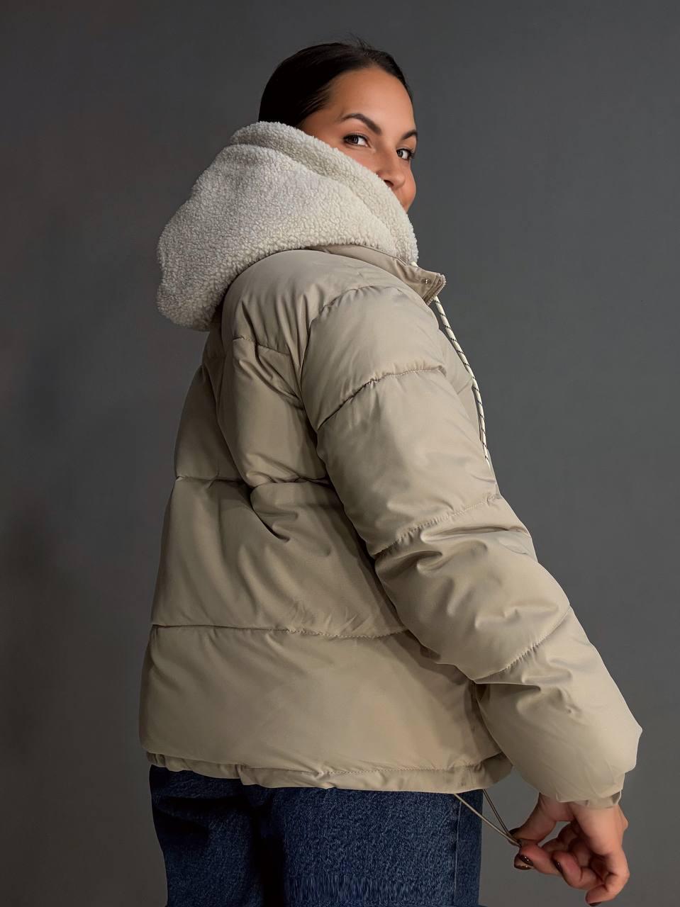 Куртка женская LADY YEP 8096 оверсайз с капюшоном и мехом тедди р. 44 Капучино (4799) - фото 8