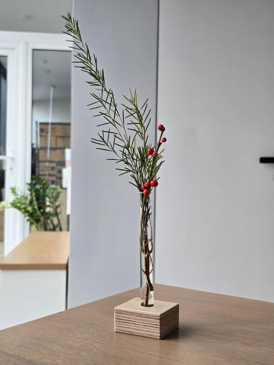 Ваза деревянная с цветными колбами - фото 4 Ваза деревянная с цветными колбами - фото 4