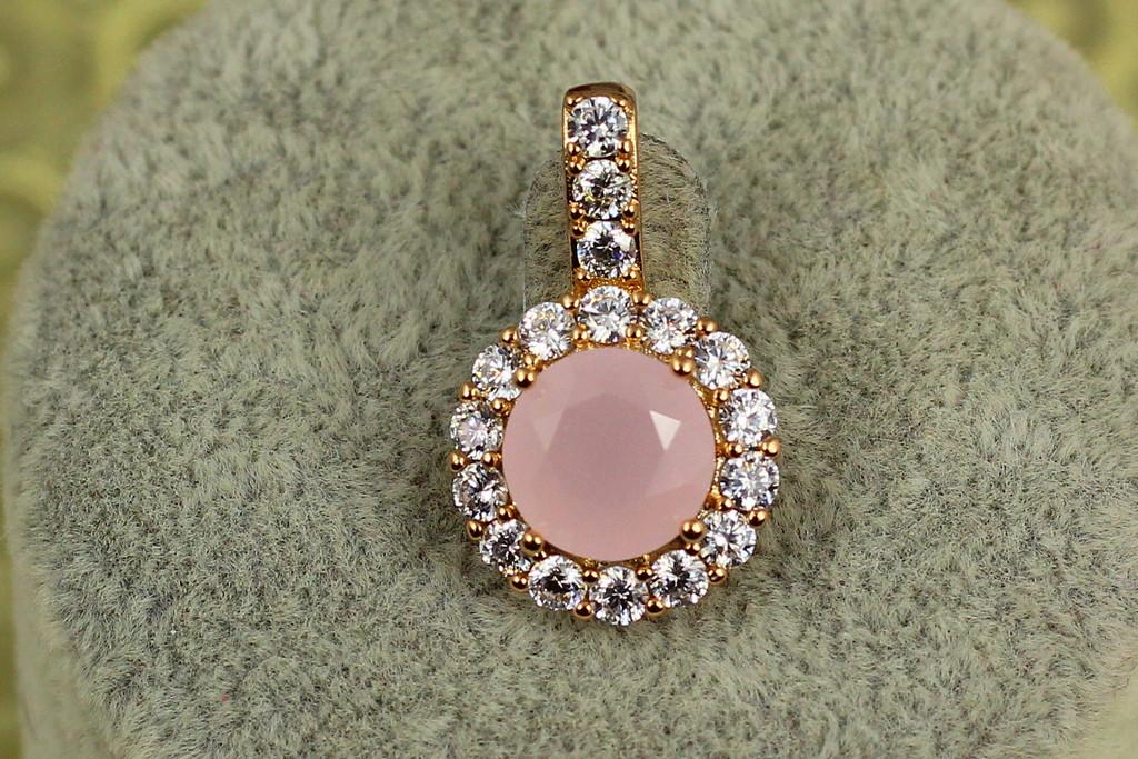 Кулон Xuping Jewelry круглый камень имитация розового кварца в ободке из фианитов 2,3 см Золотистый (2629124677) - фото 2