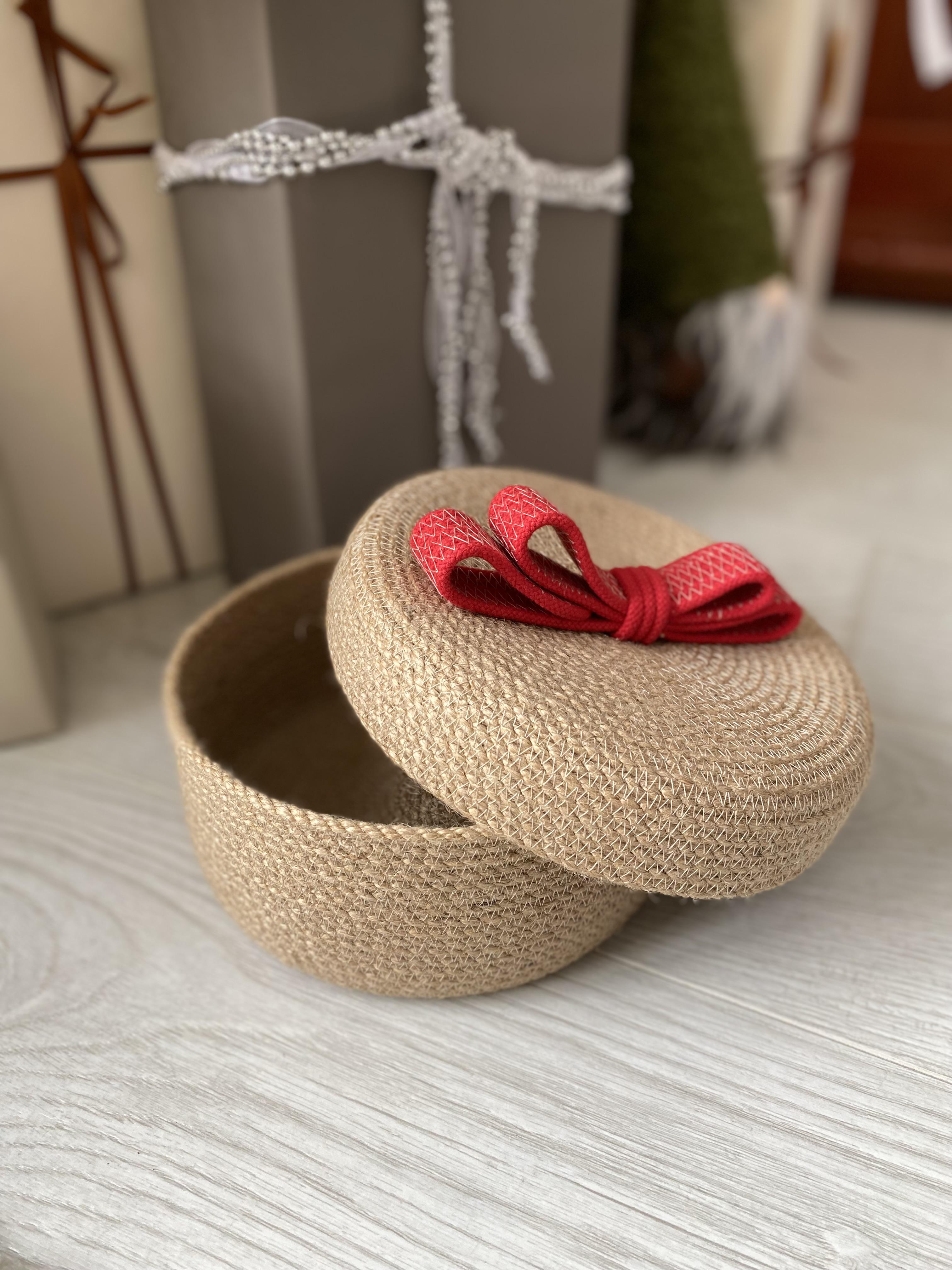 Кошик із джгута Svetla.jute з червоним бантом ручної роботи (JUTE0043)