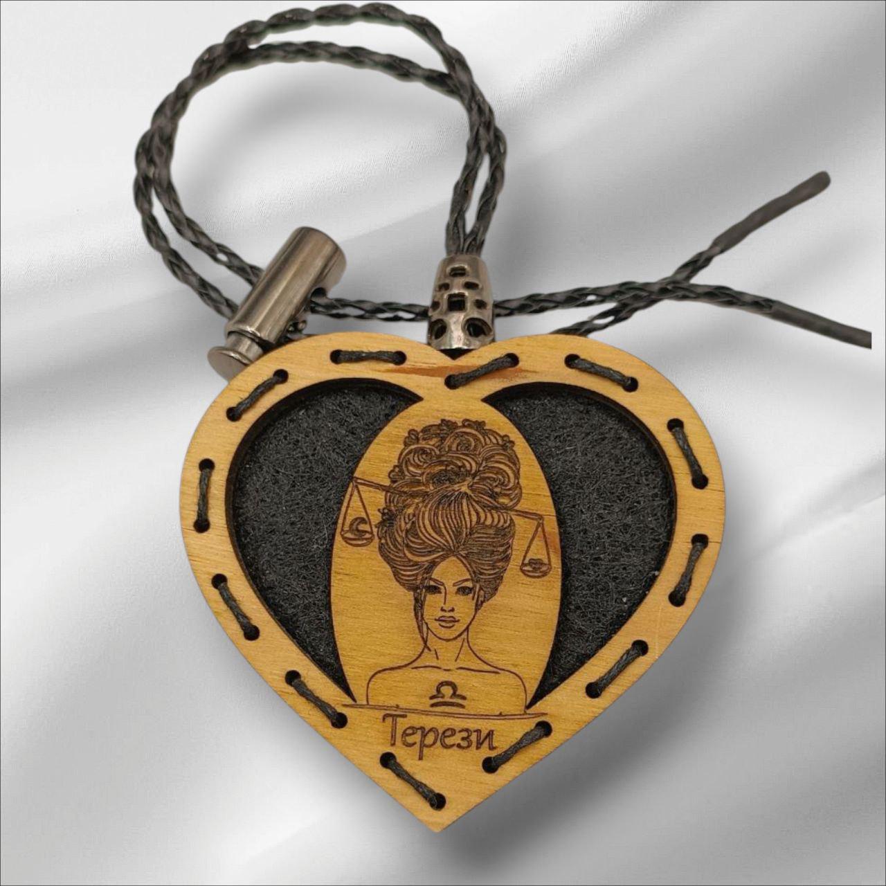 Ароматизатор для авто со знаком зодиака Весы из дерева/войлока и аромапарфюм 10 мл (93)
