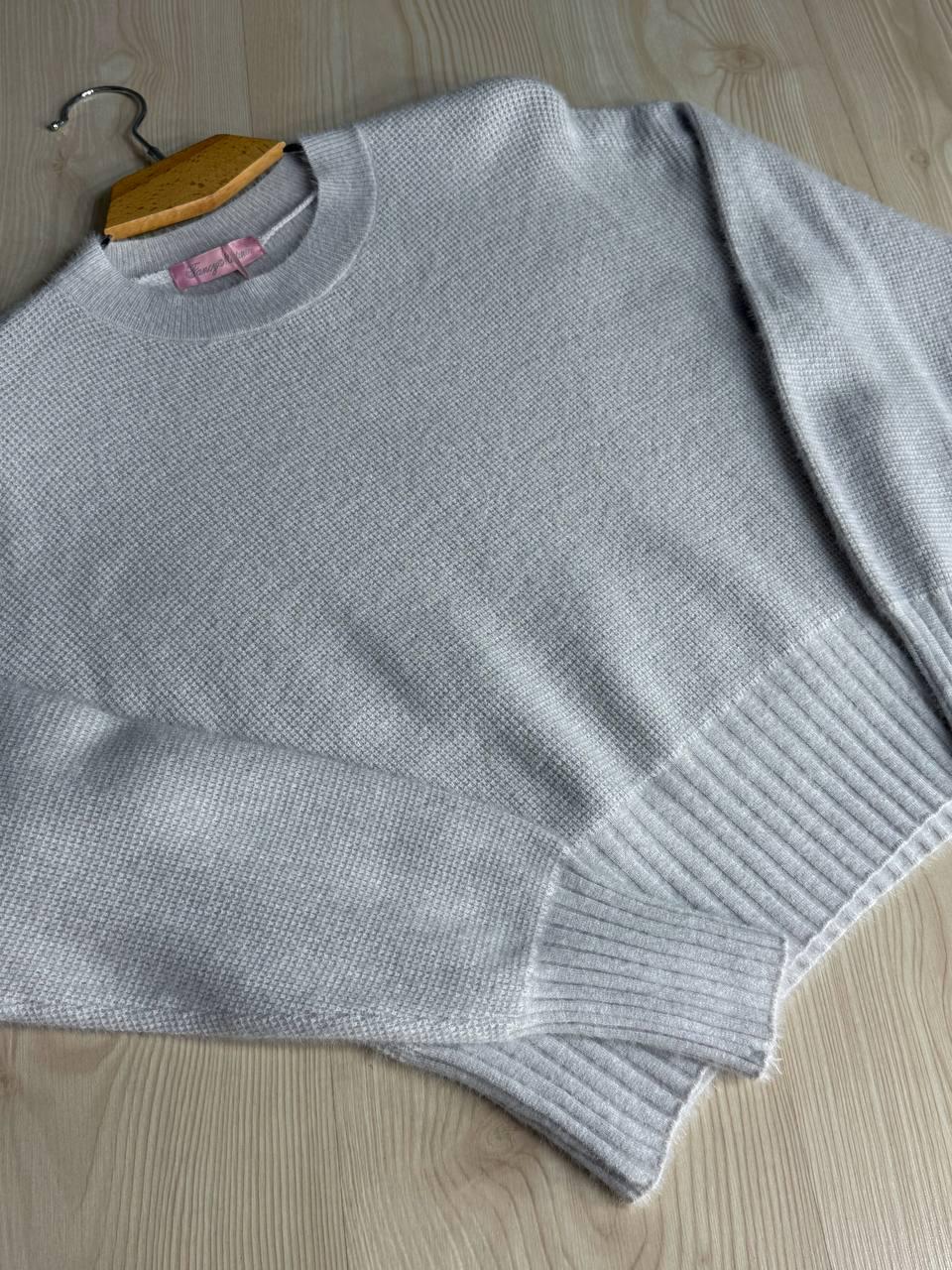 Светр жіночий Fancy Matinee 7571 вафельний з ангори оверсайз OS Світло-сірий (4988) - фото 4 Светр жіночий Fancy Matinee 7571 вафельний з ангори оверсайз OS Світло-сірий (4988) - фото 4