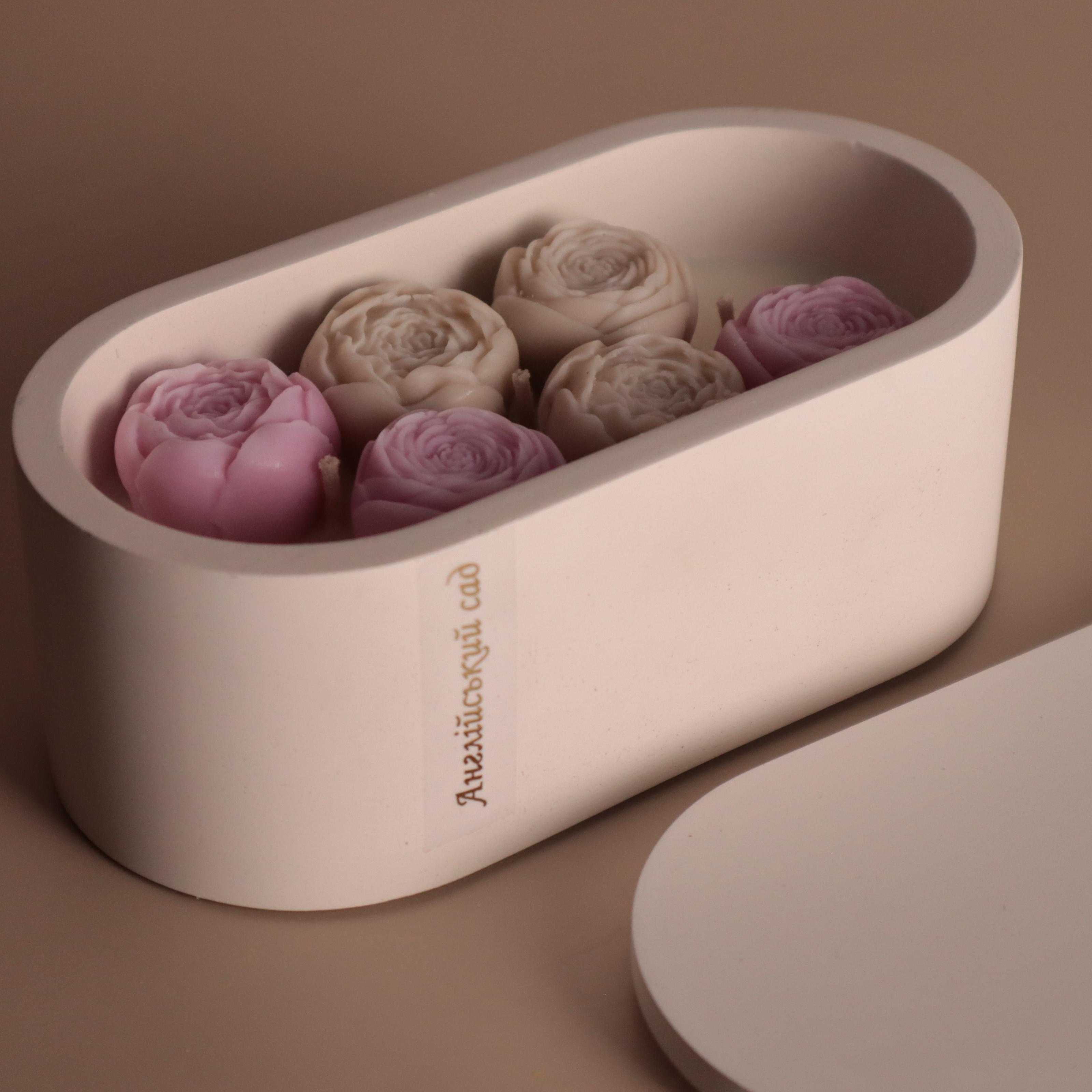 Аромасвічка соєва Wax Harmony Ваніль у гіпсовому кашпо з бежево-фіолетовими півоніями 300 г Білий (1000599)