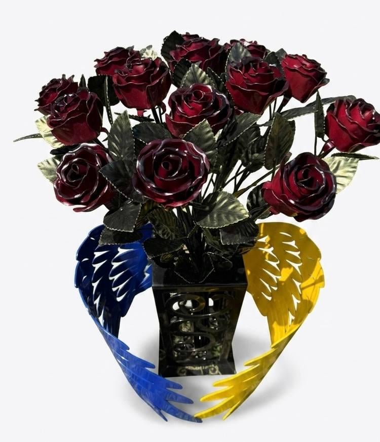 Ковані троянди в ажурній вазі з крилами ангела 14 шт. 70 см Бордовий градієнт (ЛК36)