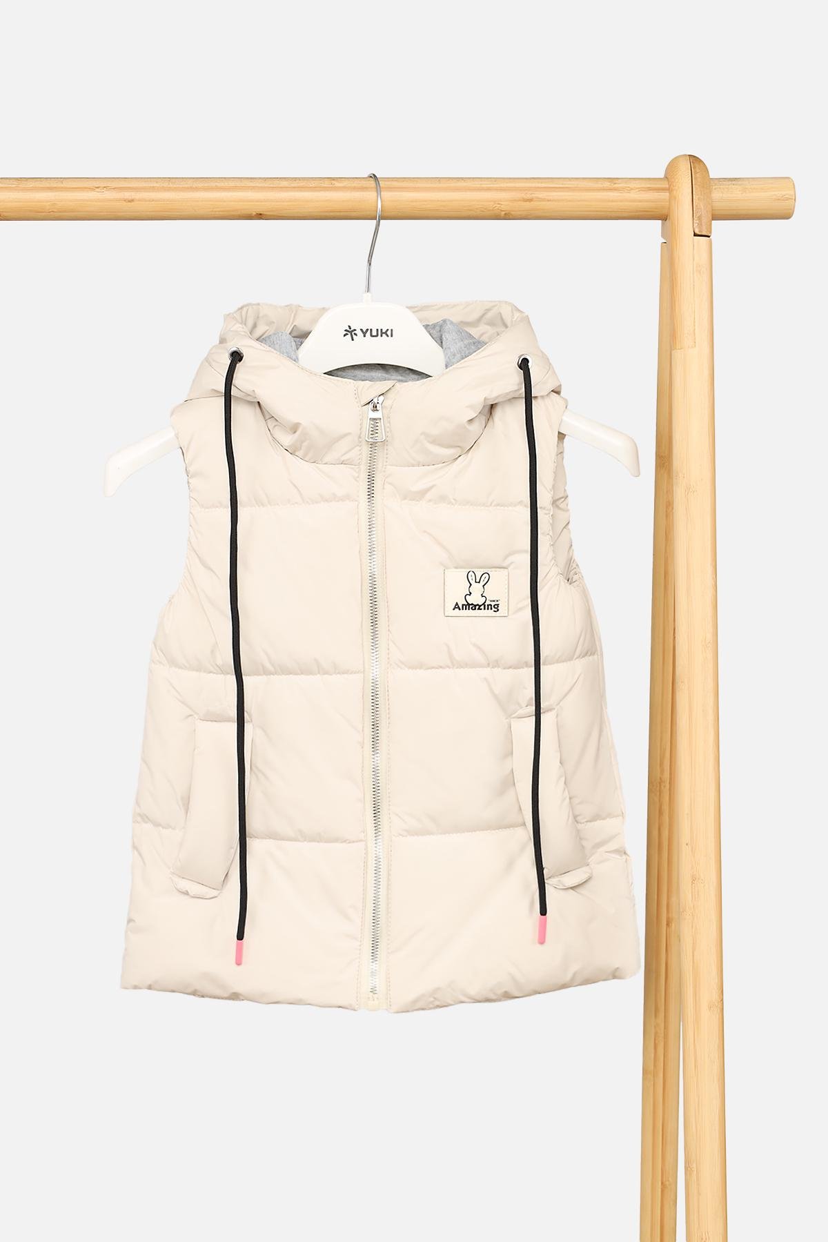Жилет для девочки утепленный 110 см Молочный (SKT000965664)