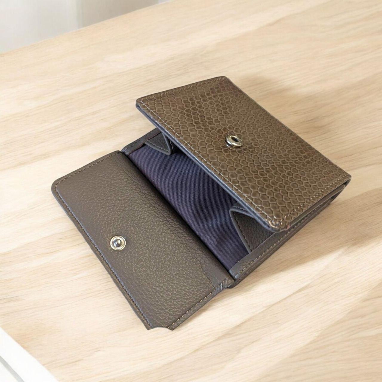 Гаманець жіночий лаковий на кнопці з відділенням для монет 11х10 см Коричневий (JE-1855) - фото 3 Гаманець жіночий лаковий на кнопці з відділенням для монет 11х10 см Коричневий (JE-1855) - фото 3