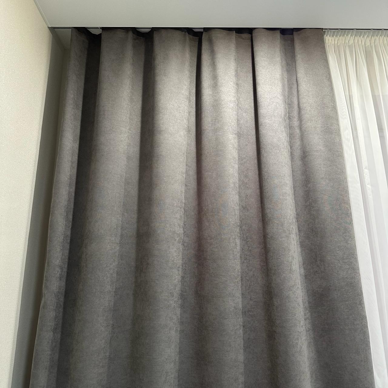 Комплект штор микровелюр 2 шт. 1,5х2,7 м готовые на шторной тесьме 6 см Графитовый (petek-V69) - фото 7