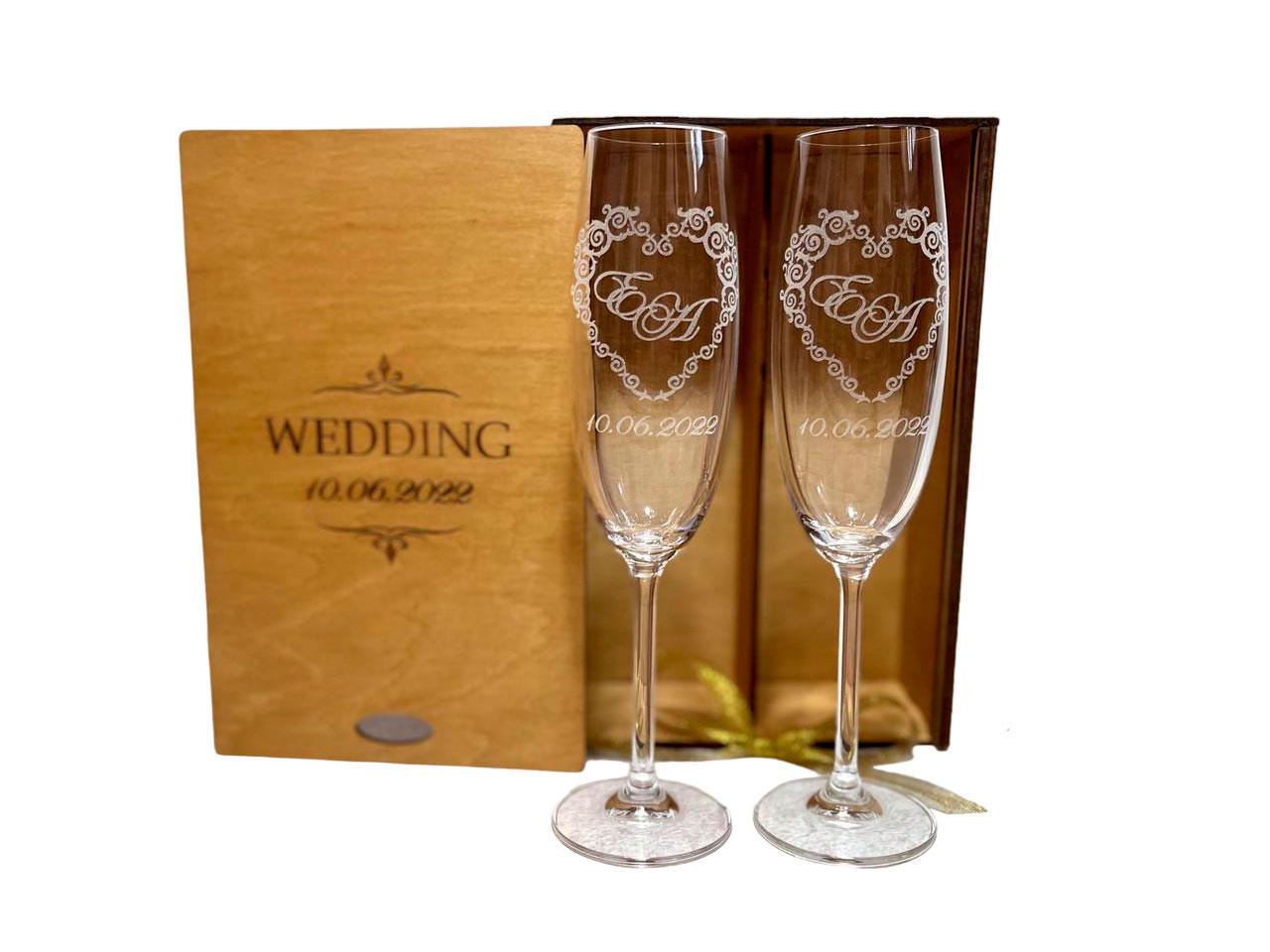 Бокалы для шампанского Bohemia с гравировкой Сердце с инициалами в деревянной коробке Дуб (1153) Бокалы для шампанского Bohemia с гравировкой Сердце с инициалами в деревянной коробке Дуб (1153)
