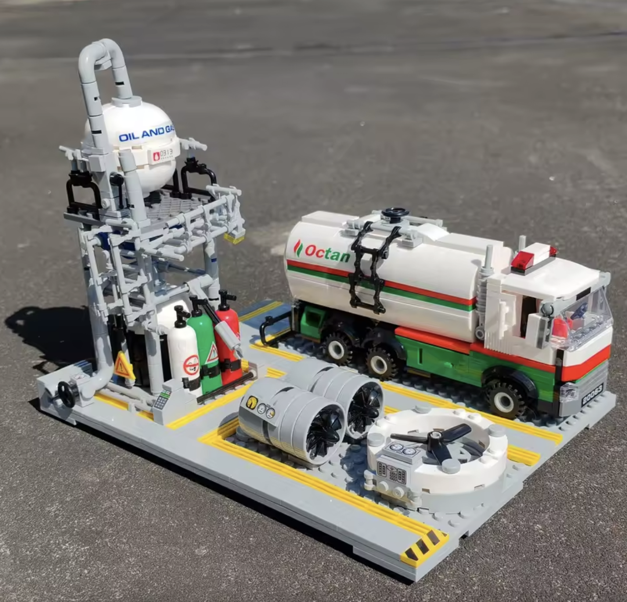 Конструктор Jie Star Бензовоз із паливною станцією 721 деталь (KO-14) - фото 6 Конструктор Jie Star Бензовоз із паливною станцією 721 деталь (KO-14) - фото 6