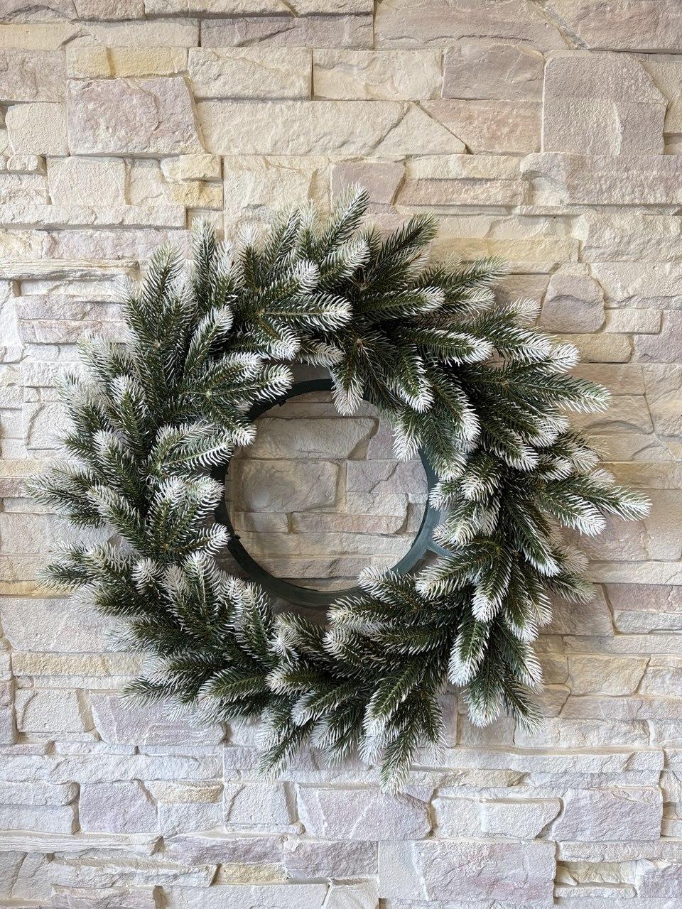 Венок новогодний литой ПЛАСТМАКС d 58 см Зеленый с белым (VX 4202/2)