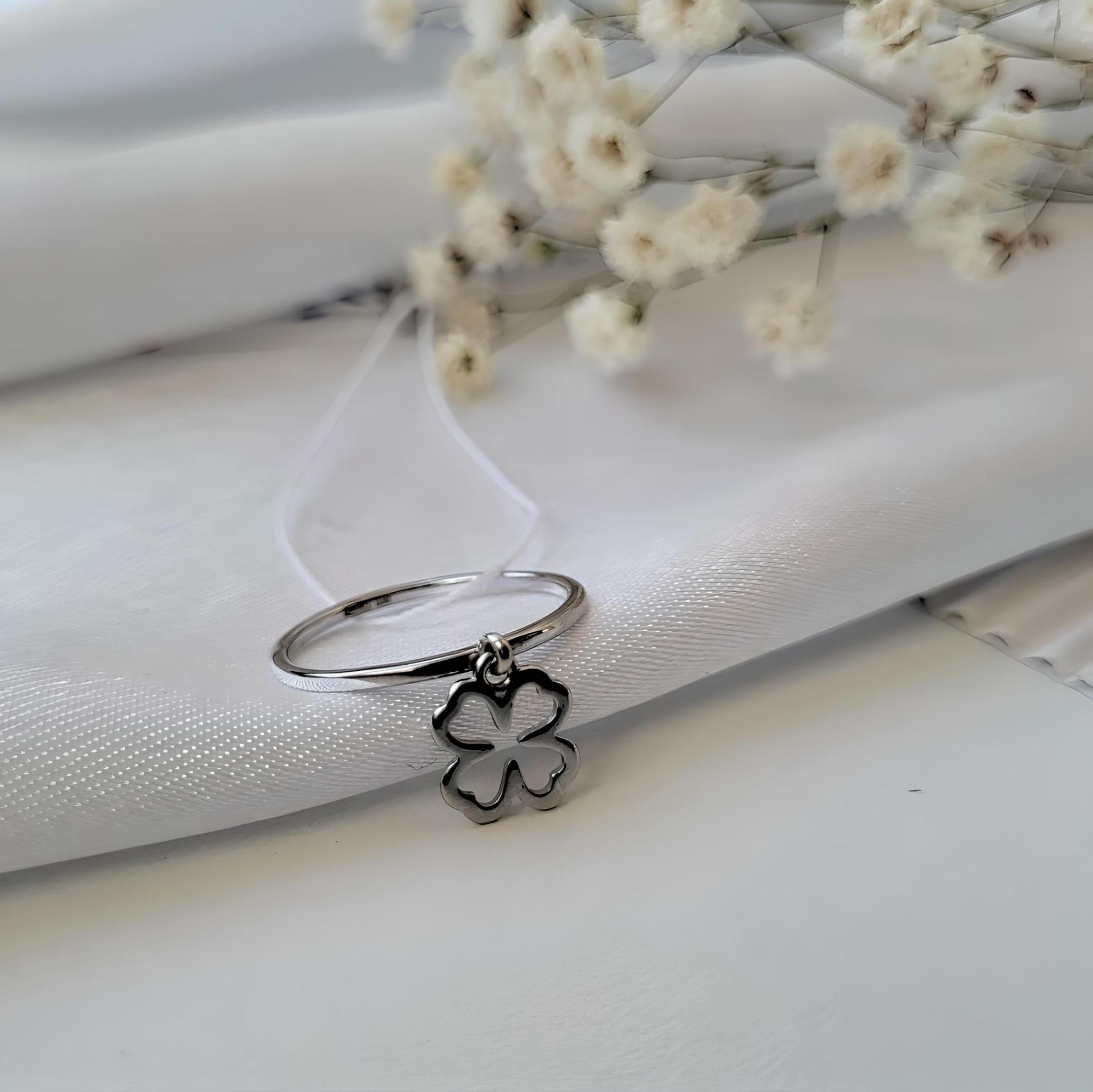 Каблучка жіноча Клевер з підвіскою без каміння зі срібла вкрита родієм р. 18 925 проба 1,01 г (1184)