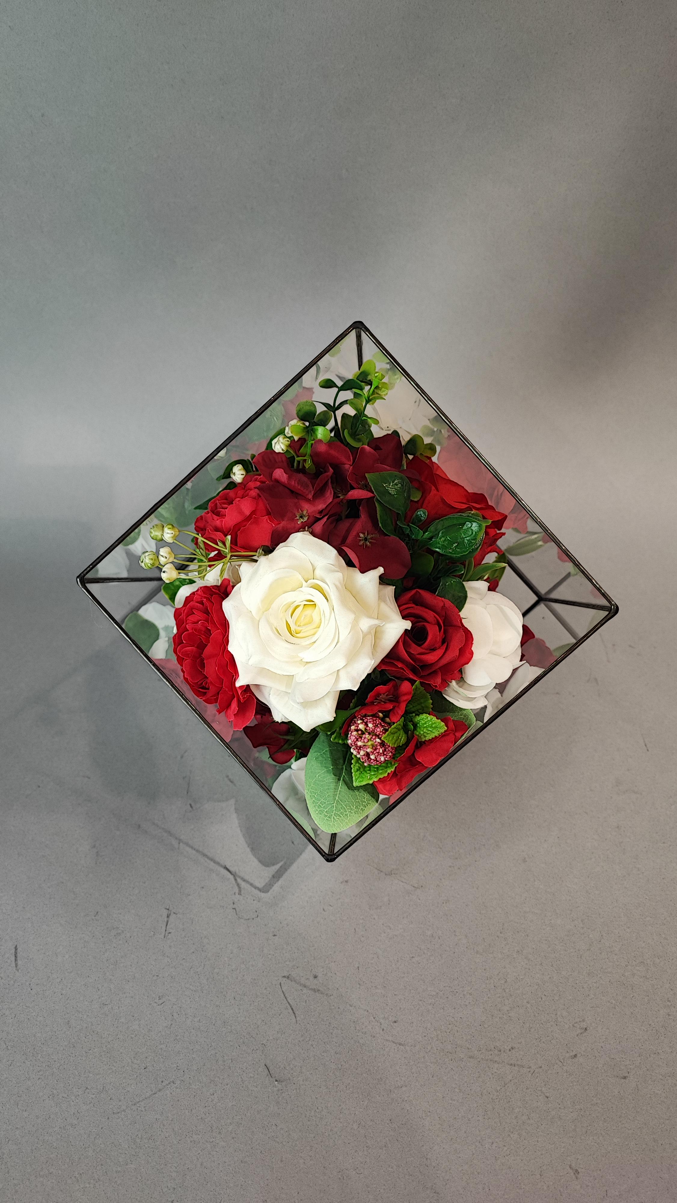 Искусственные цветы скорби траурные ритуальные под стеклом С большой любовью куб 27х27х27 см