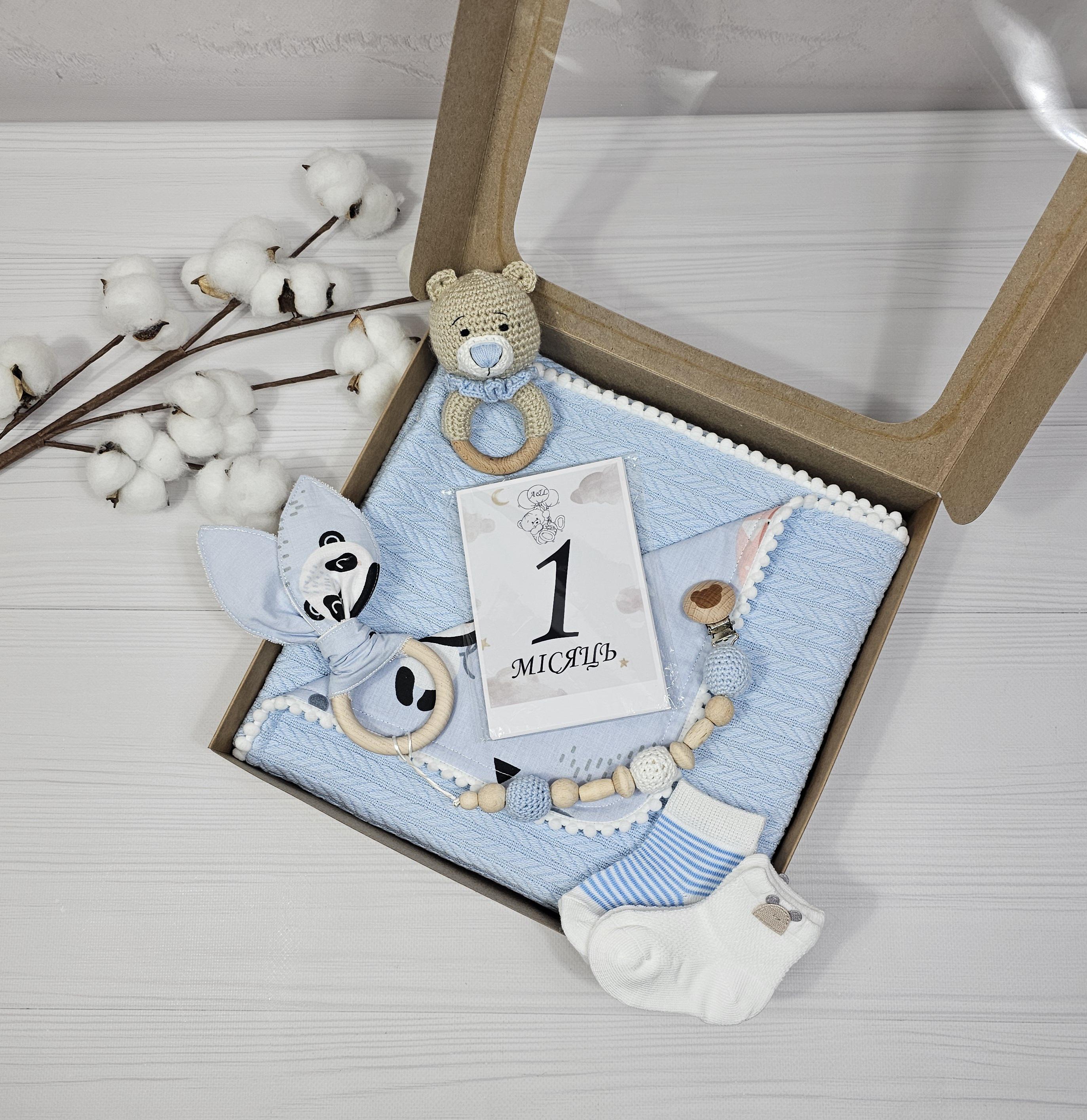 Подарочный набор для малыша a.l.babybox Панда на шариках с пледом/игрушками и карточками для фотосессии Синий (26235758) Подарочный набор для малыша a.l.babybox Панда на шариках с пледом/игрушками и карточками для фотосессии Синий (26235758)