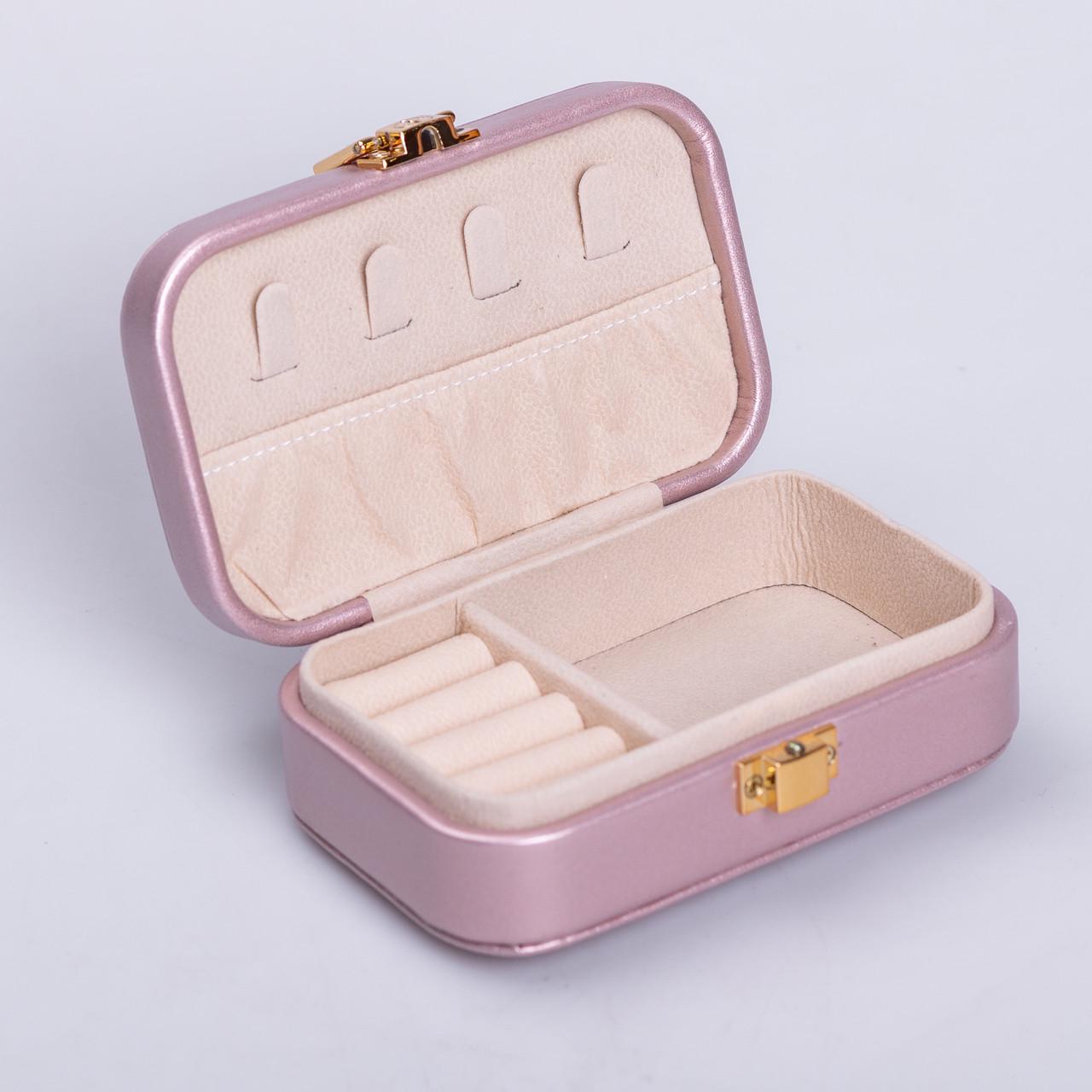 Шкатулка для украшений из эко кожи с застежкой для ювелирных изделий 12x7,5x4 см (6719) Шкатулка для украшений из эко кожи с застежкой для ювелирных изделий 12x7,5x4 см (6719)