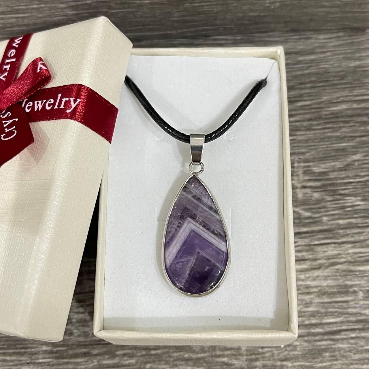 Кулон с натуральным камнем аметист фиолетовый в оправе в форме капли 30х17 мм на шнурке (1984841578)