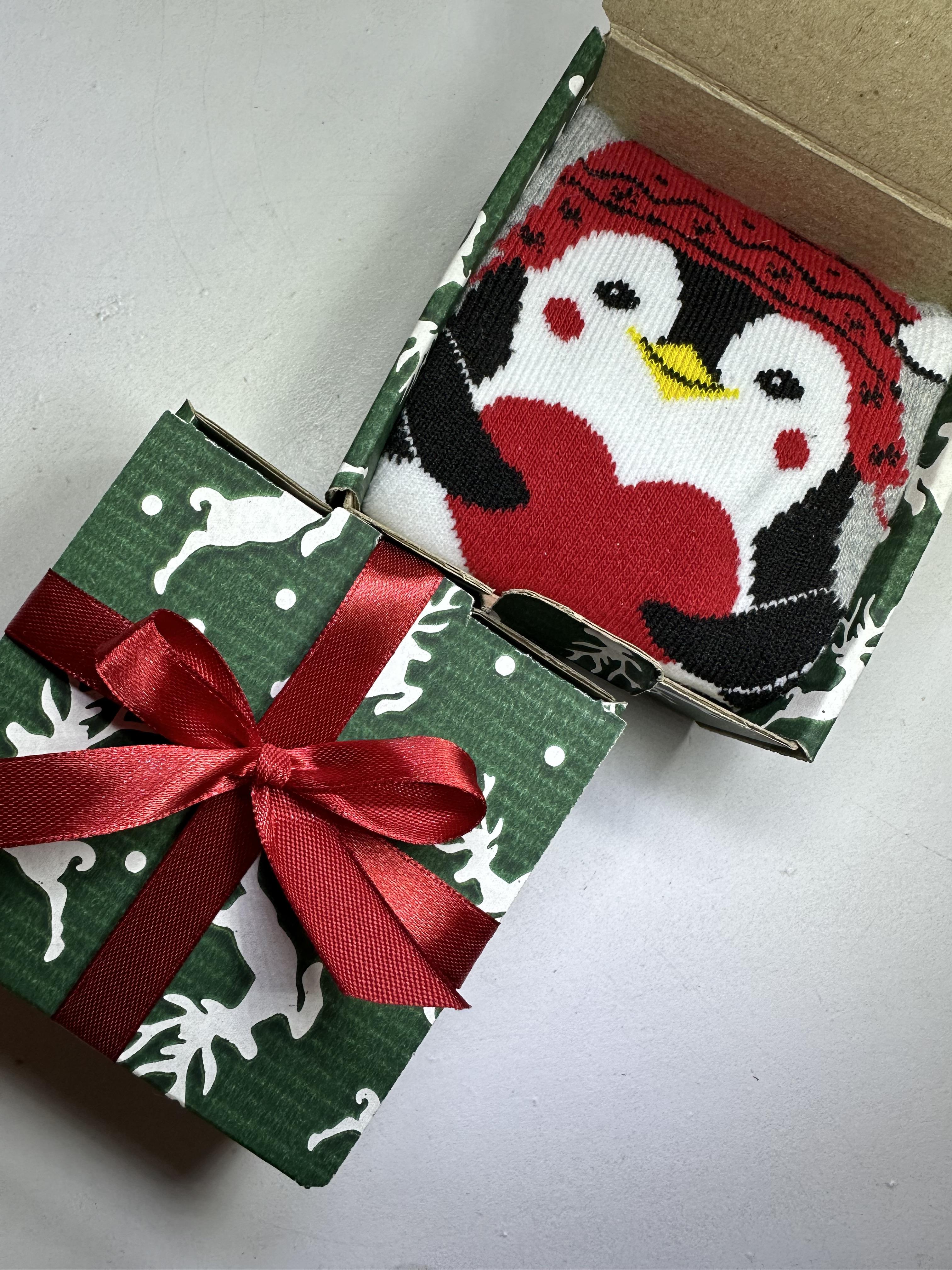 Подарунковий бокс з новорічними шкарпетками (13479848)