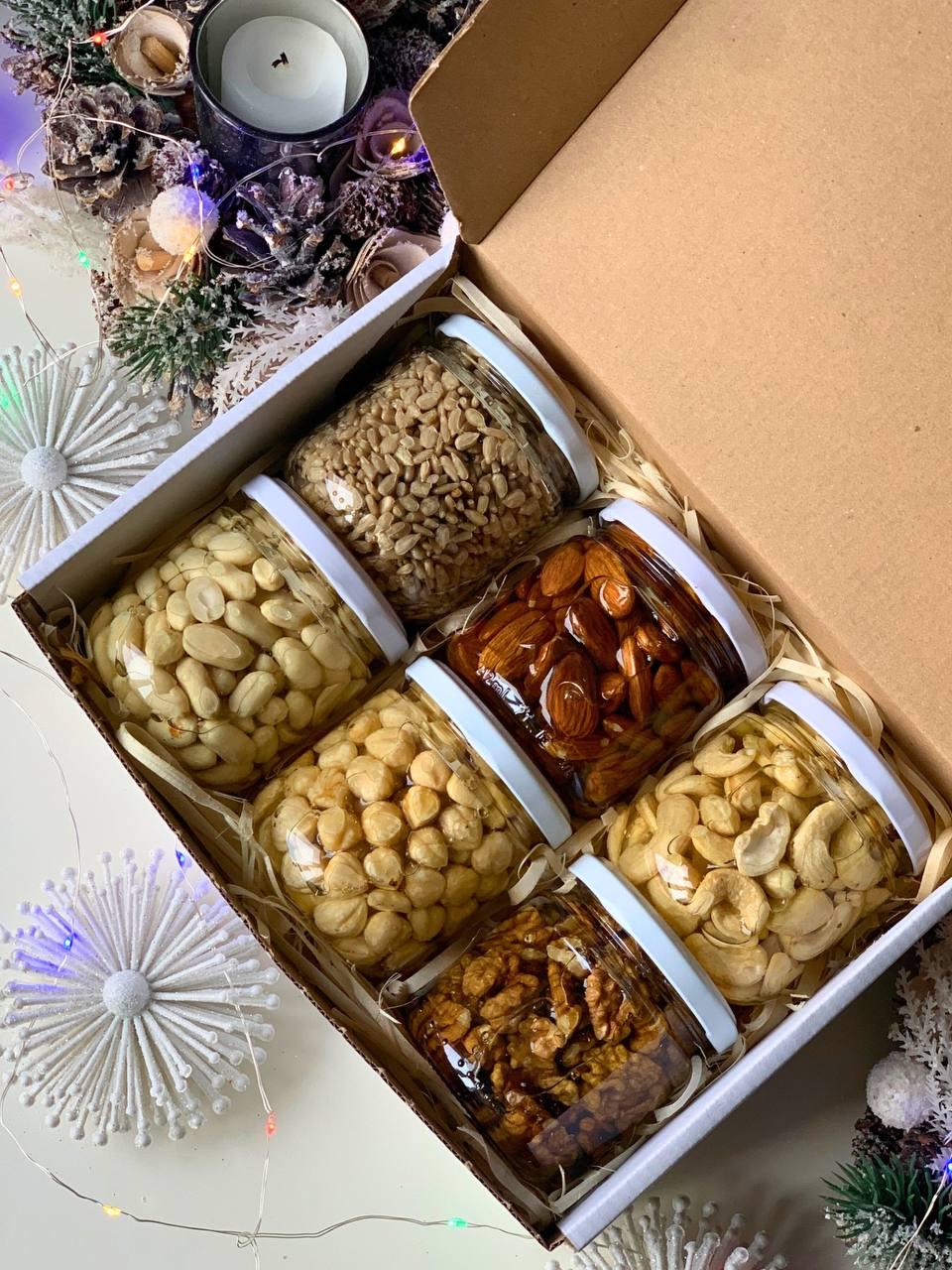 Подарунковий бокс у коробці горішки в меді акації 6 баночок по 240 г Білий