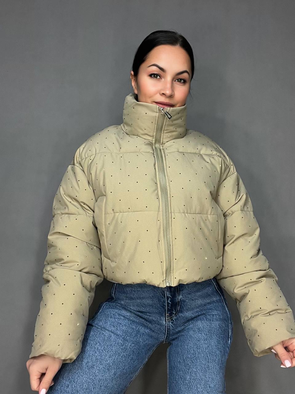Куртка жіноча Haiziyuan 7165 укорочена пуффер з розсипом камінців демісезонна без капюшона оверсайз L Бежевий (3312) Куртка жіноча Haiziyuan 7165 укорочена пуффер з розсипом камінців демісезонна без капюшона оверсайз L Бежевий (3312)