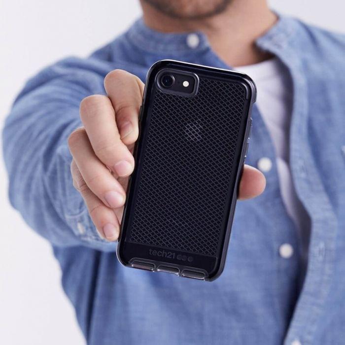 Противоударный полупрозрачный чехол Tech21 Evo Check для Iphone 7/8/SE 2020 Black - фото 8