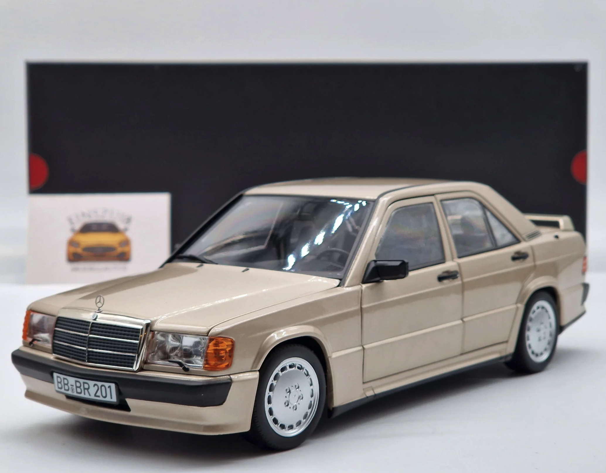 Модель автомобиля 1:18 Mercedes-Benz 190E 2.3 16V W201 Smoke Silver (B66040664)